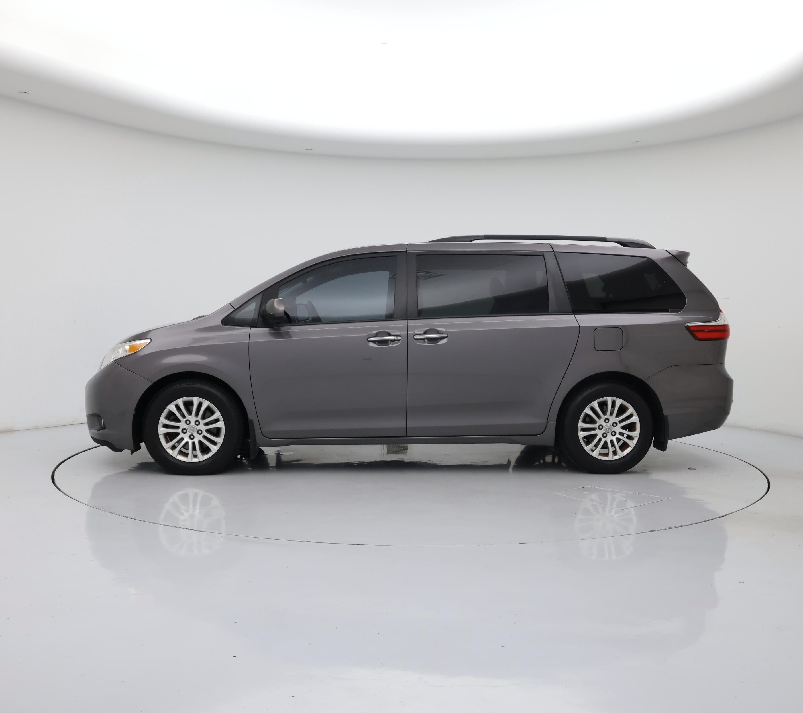 Thumbnail: 2015 Toyota Sienna - 3