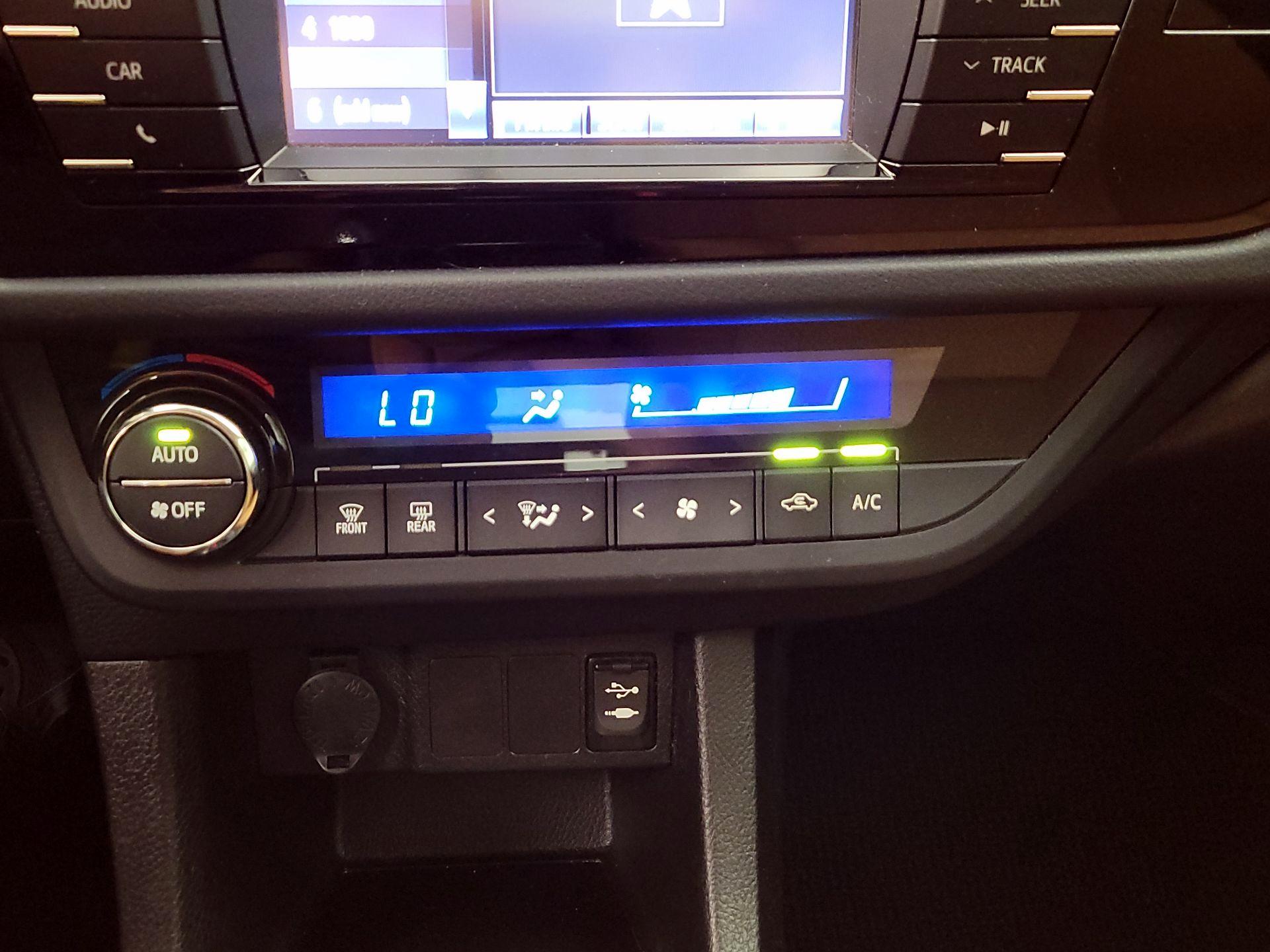 Thumbnail: 2015 Toyota Corolla - 16
