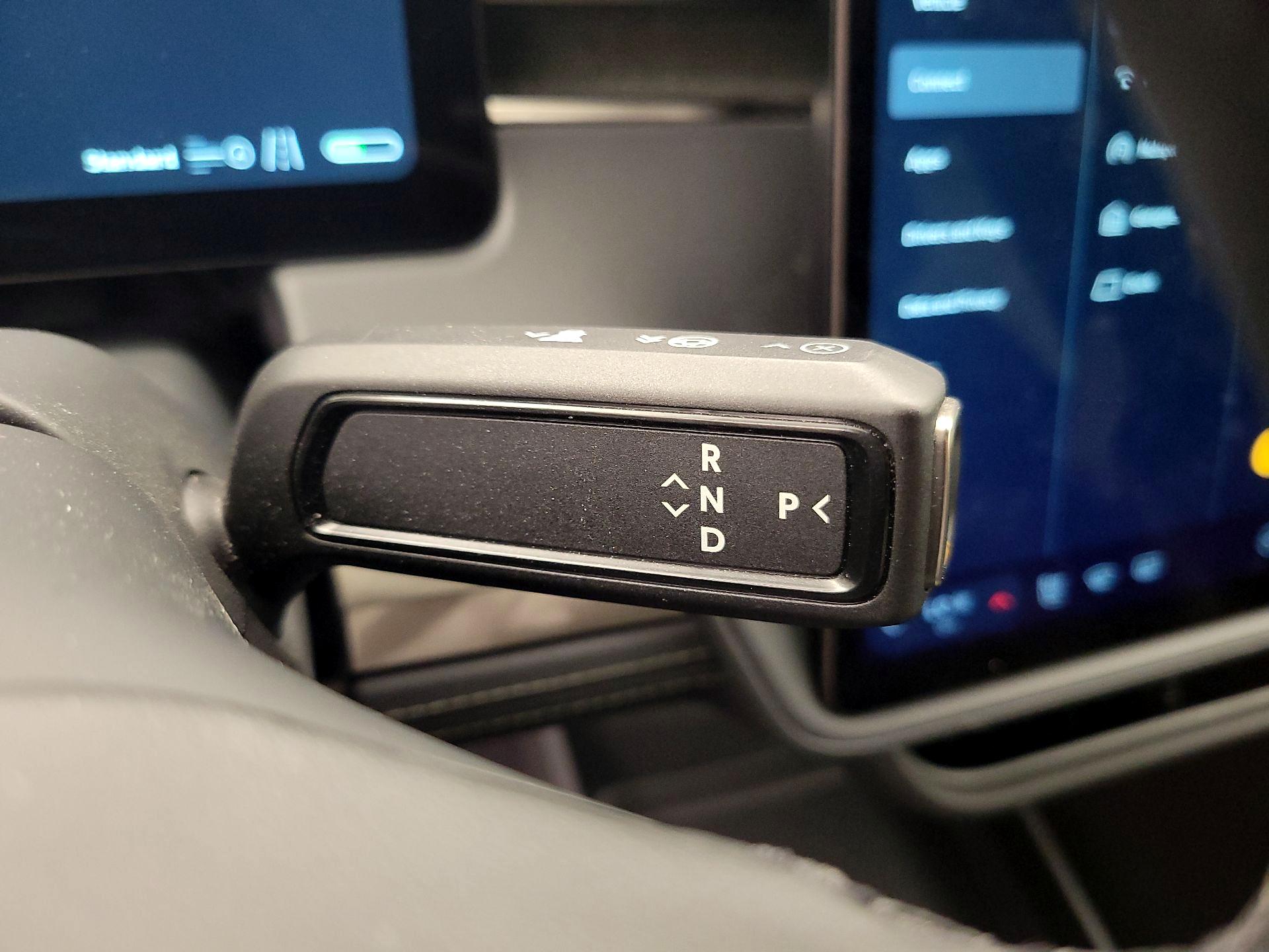 Thumbnail: 2025 Rivian R1S - 16