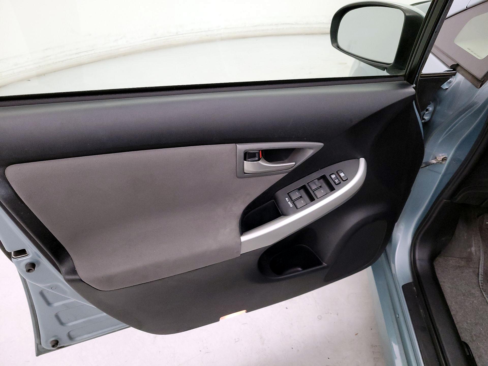 Thumbnail: 2015 Toyota Prius - 12