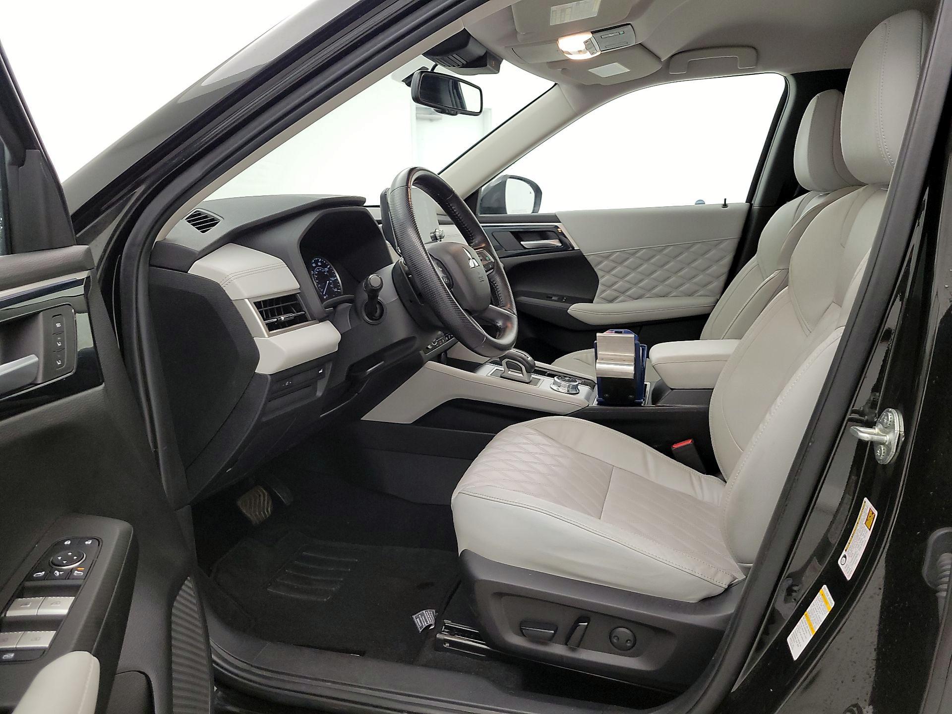 Thumbnail: 2022 Mitsubishi Outlander - 11
