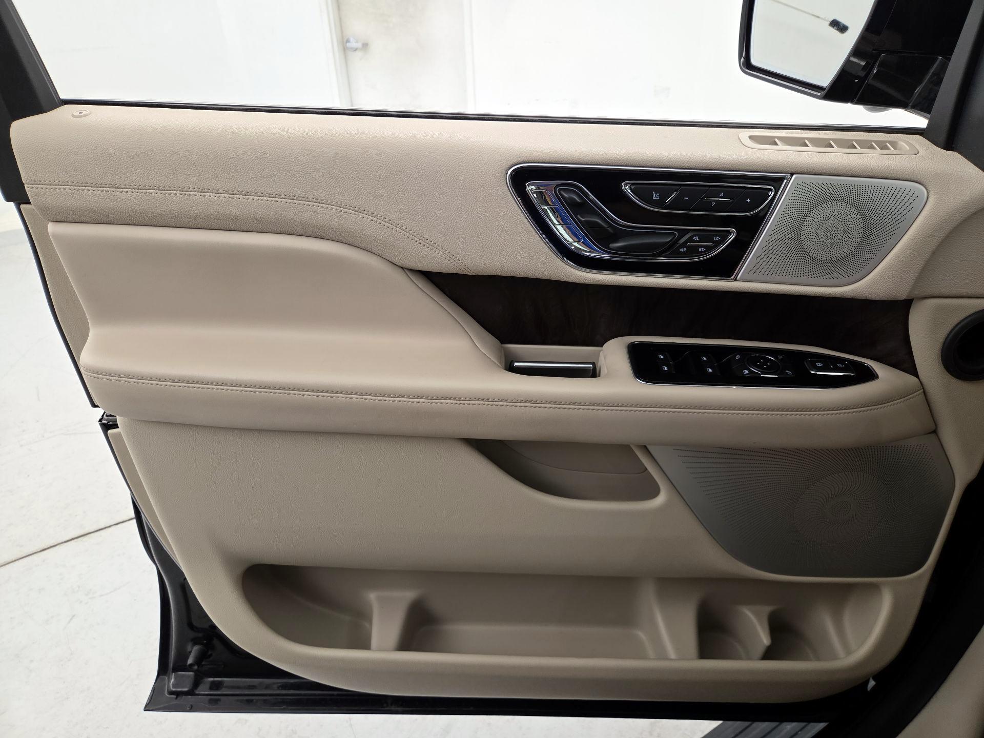 Thumbnail: 2020 Lincoln Navigator L - 12