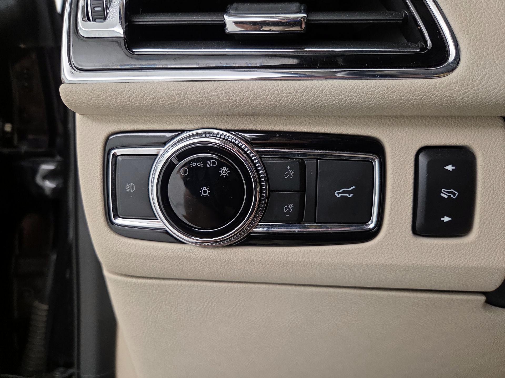Thumbnail: 2020 Lincoln Navigator L - 13