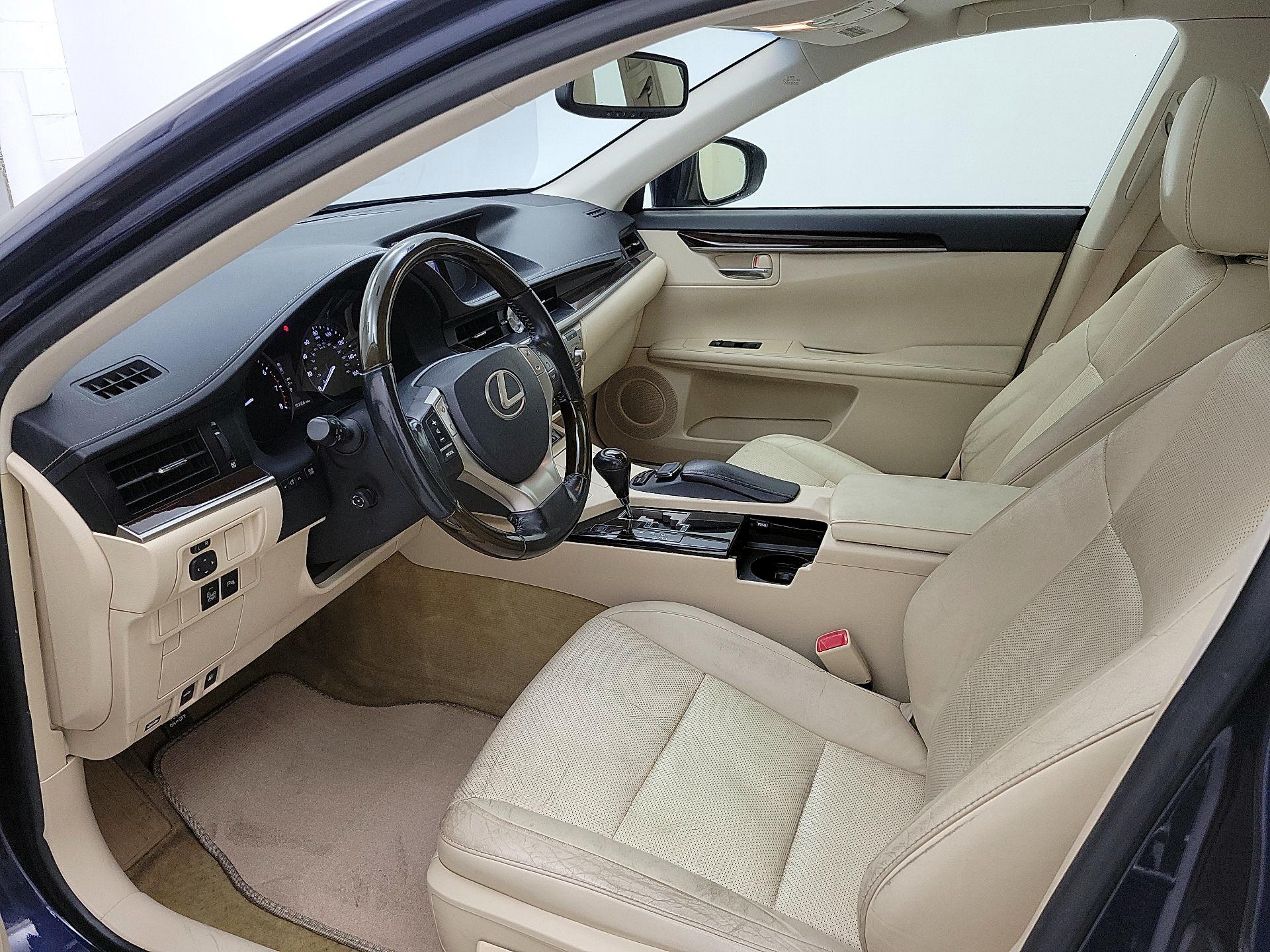 Thumbnail: 2015 Lexus ES - 11