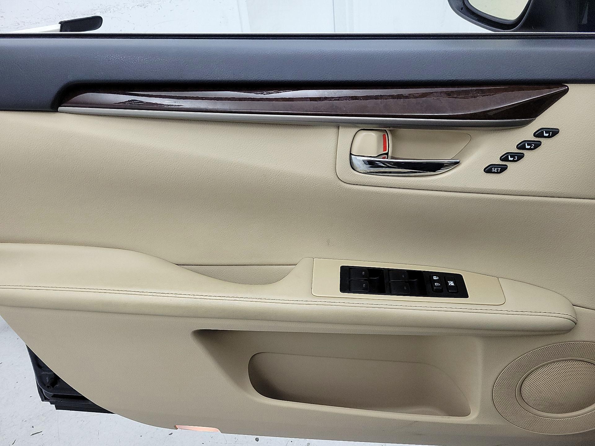 Thumbnail: 2015 Lexus ES - 12