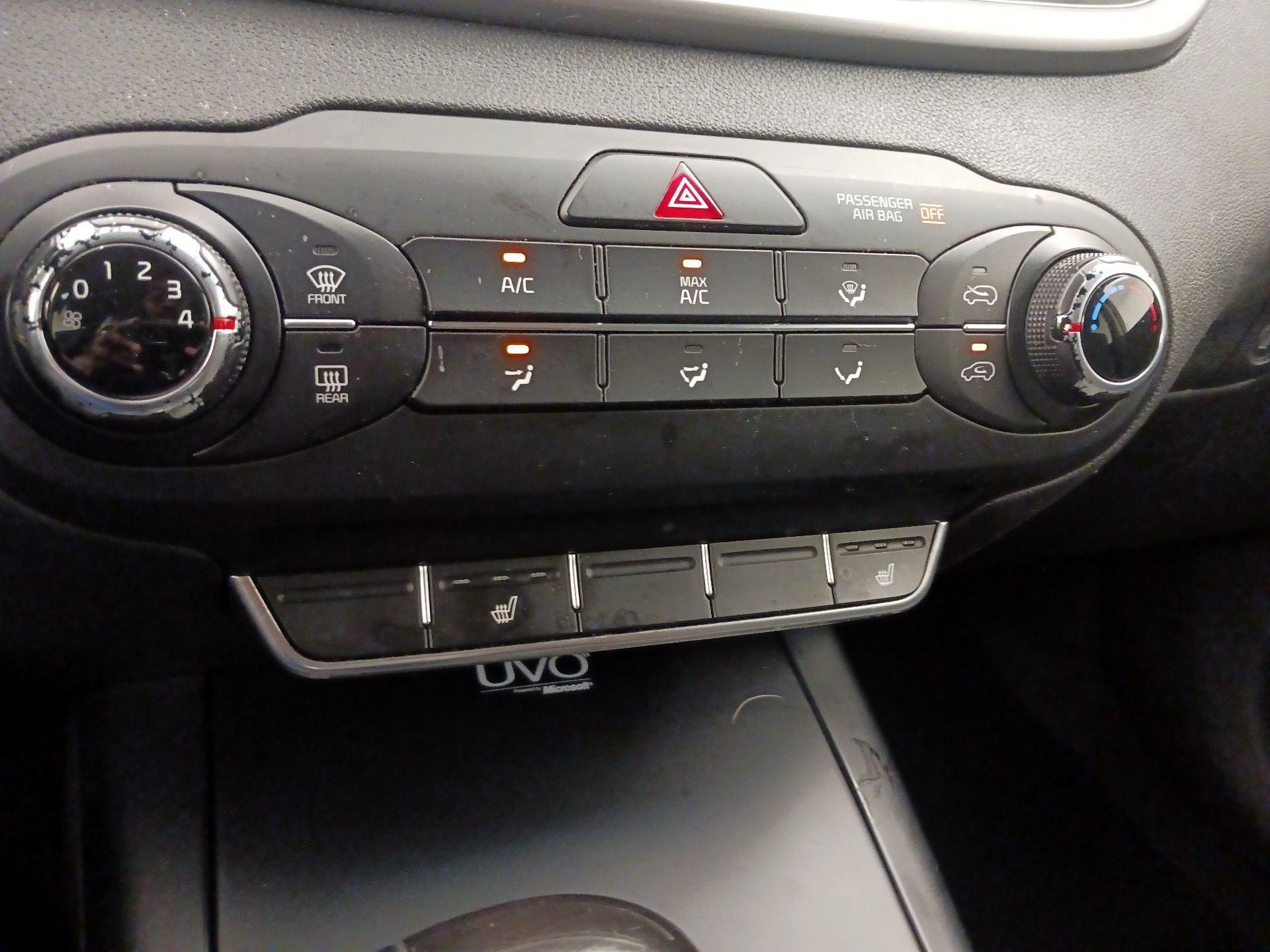 Thumbnail: 2016 Kia Sorento - 16