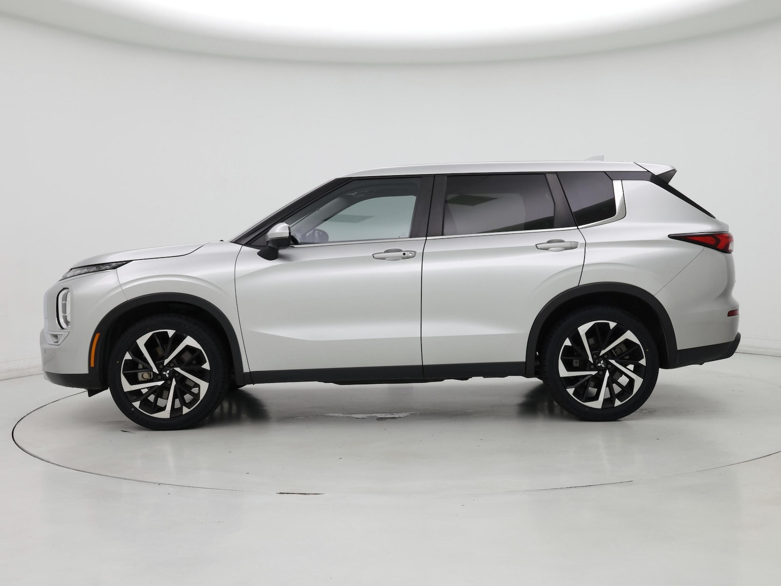 2024 Mitsubishi Outlander SE - Photo 4