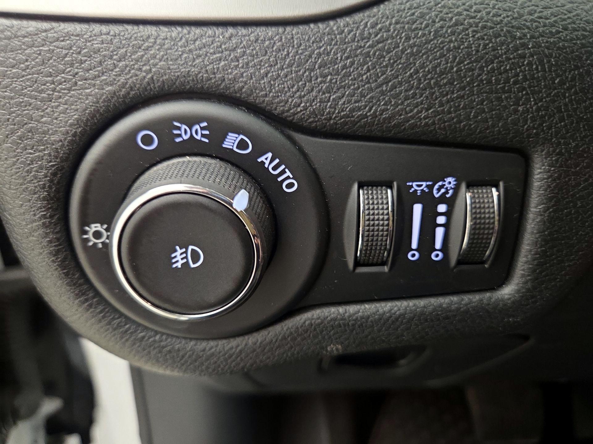Thumbnail: 2018 Jeep Cherokee - 13