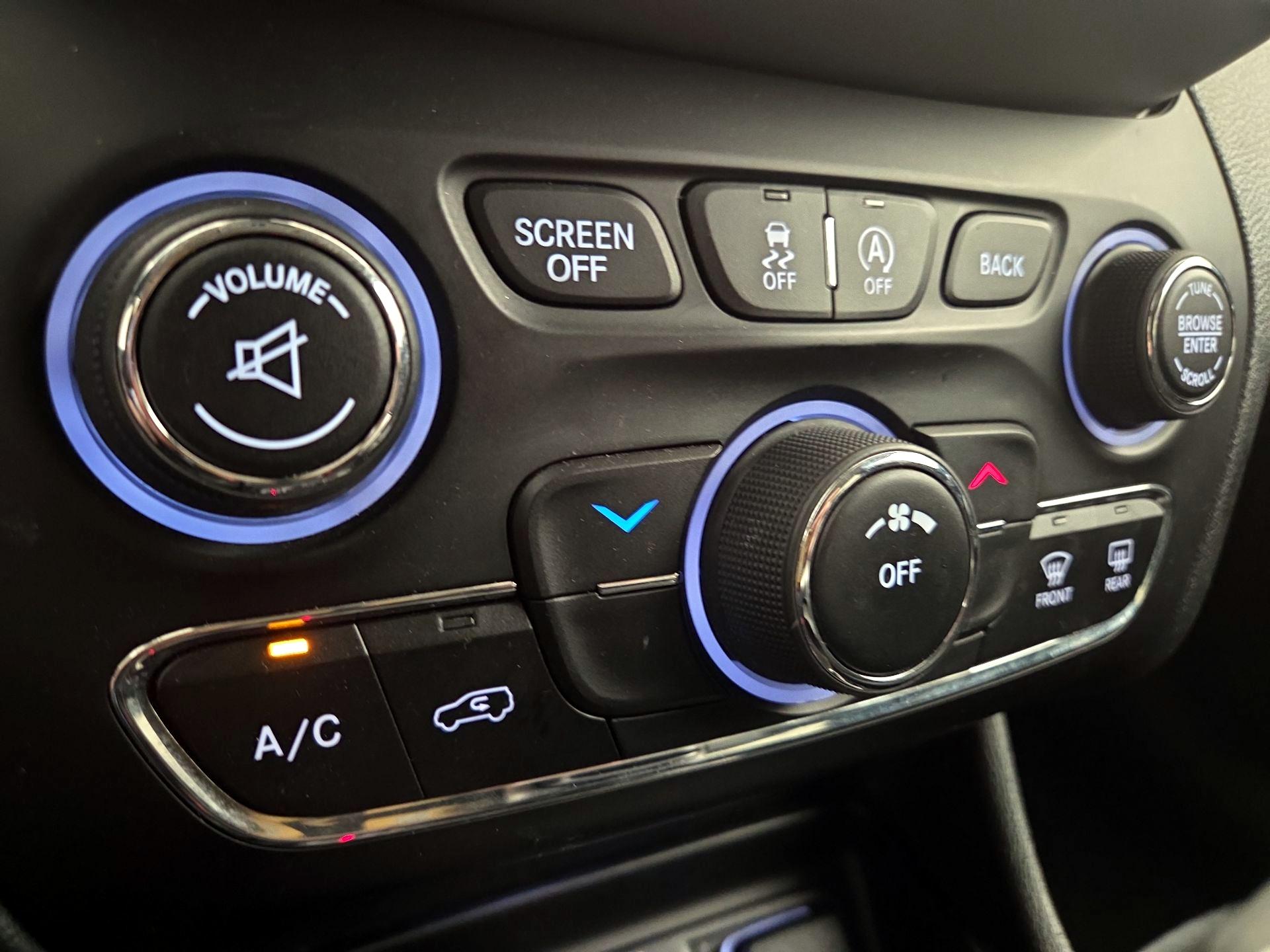 Thumbnail: 2018 Jeep Cherokee - 16