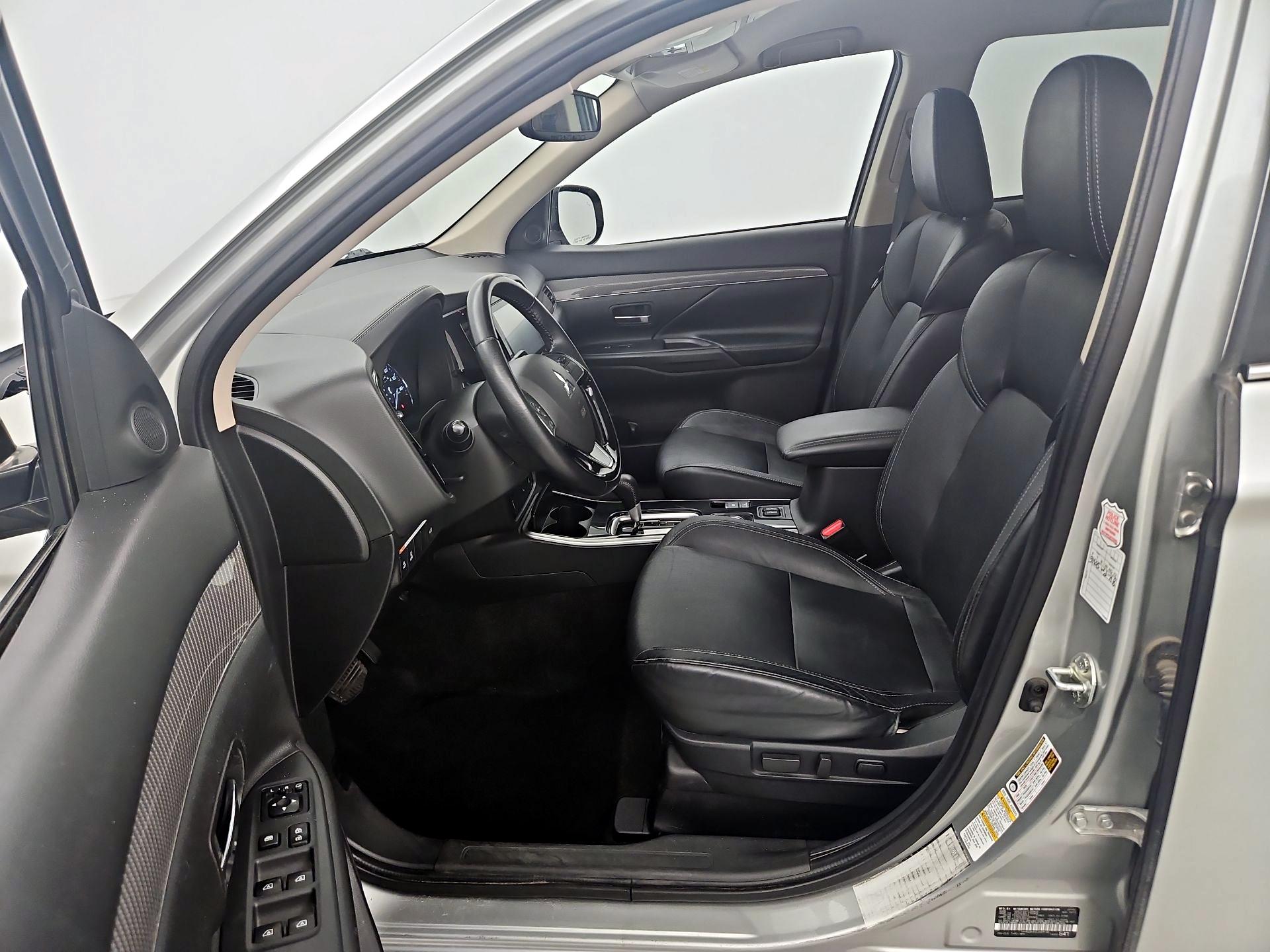Thumbnail: 2020 Mitsubishi Outlander - 11