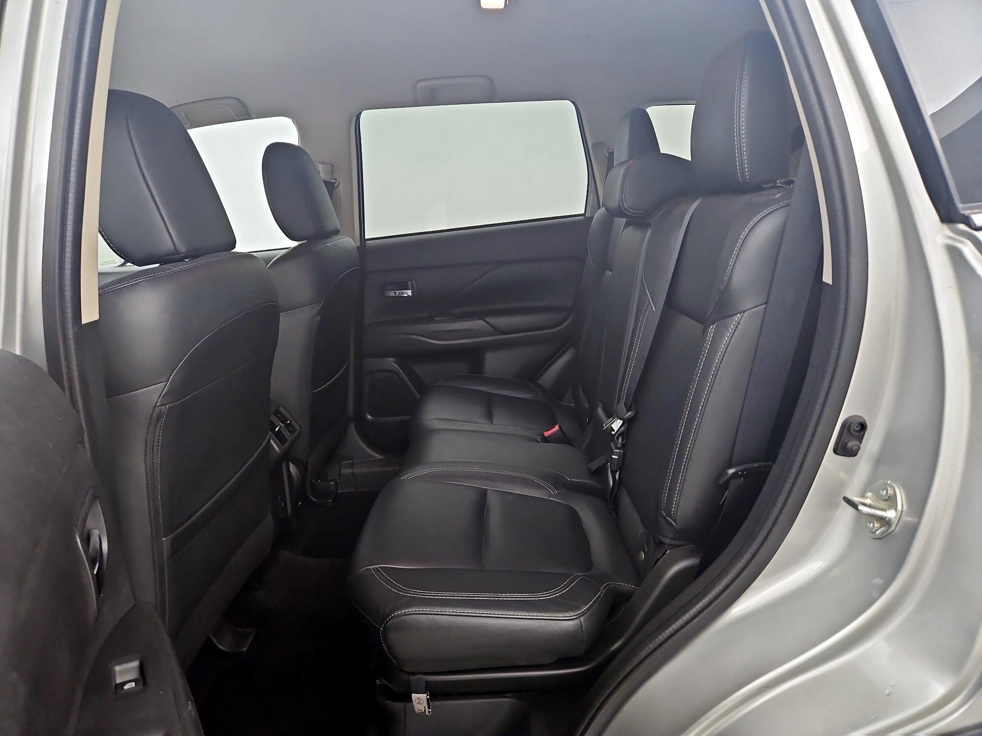 Thumbnail: 2020 Mitsubishi Outlander - 19
