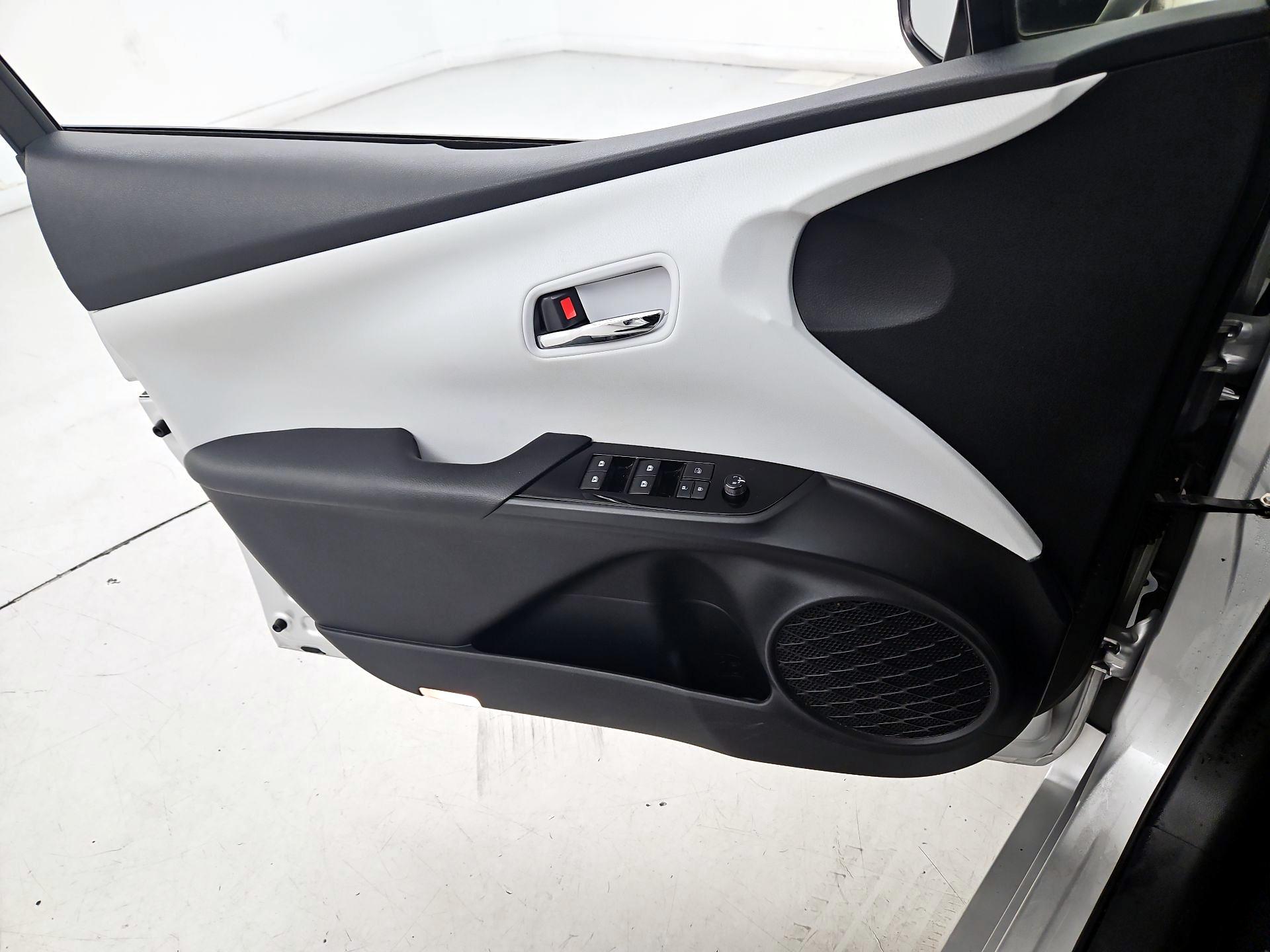 Thumbnail: 2016 Toyota Prius - 12