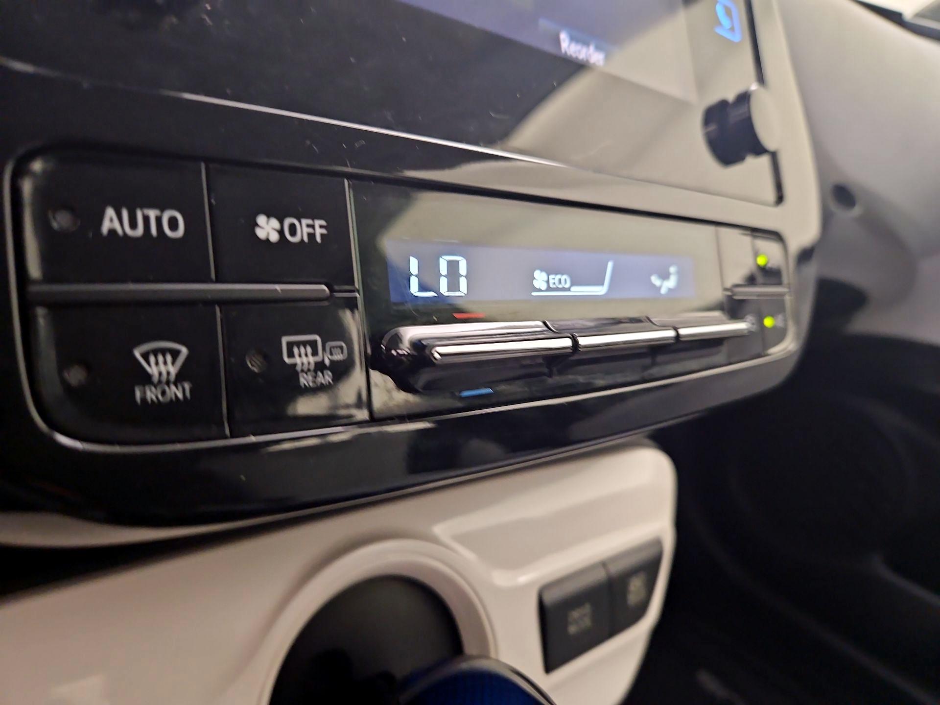 Thumbnail: 2016 Toyota Prius - 16