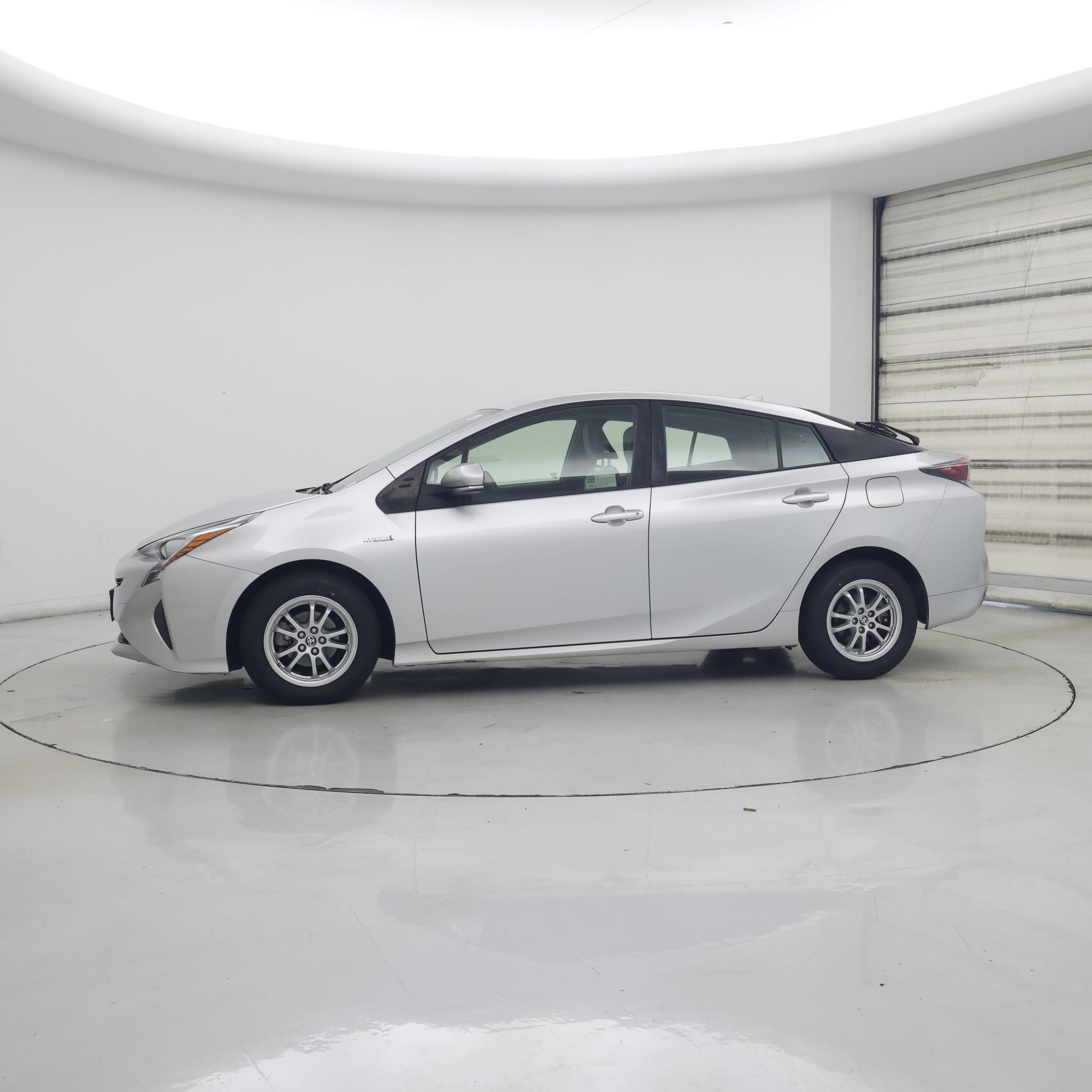 Thumbnail: 2016 Toyota Prius - 3