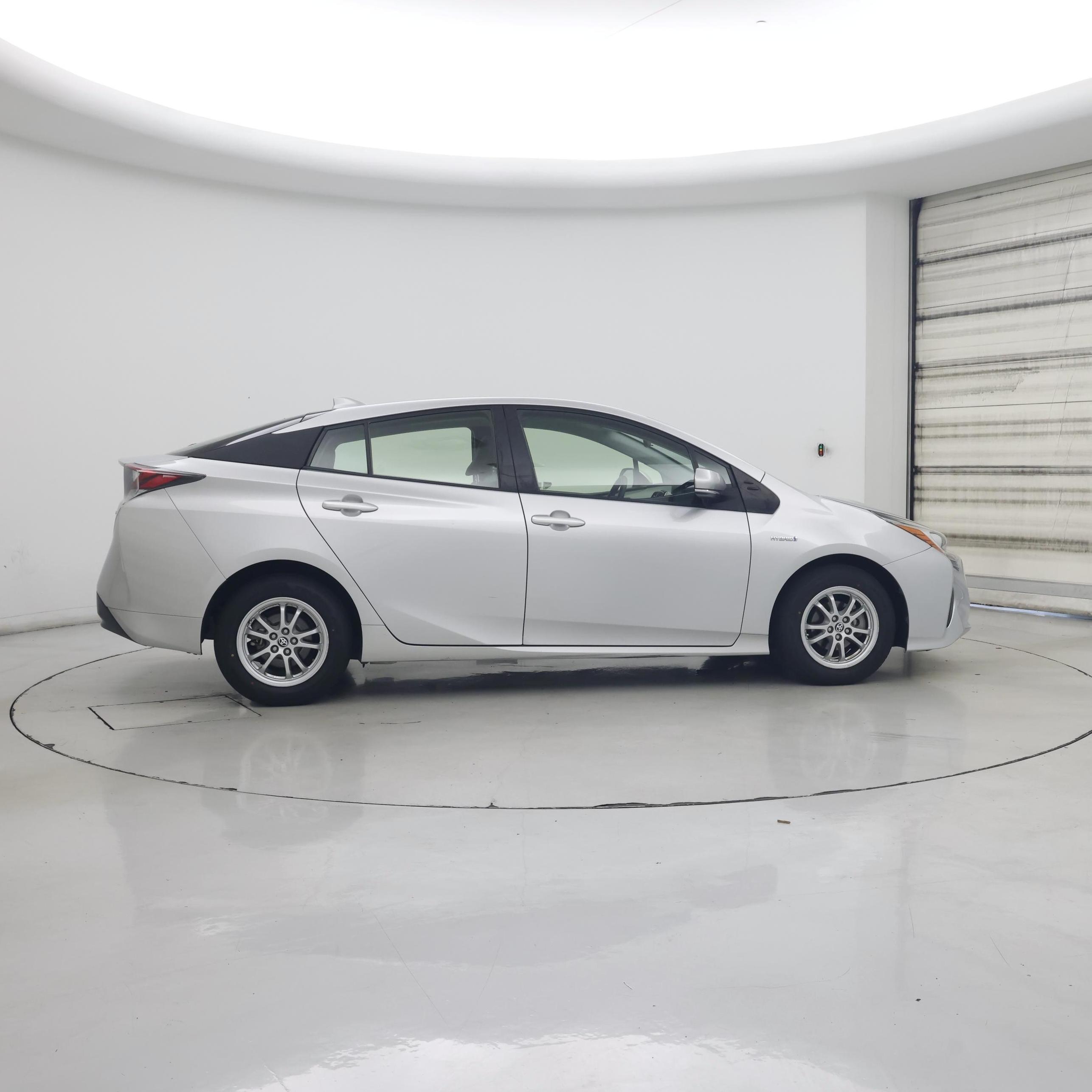 Thumbnail: 2016 Toyota Prius - 7