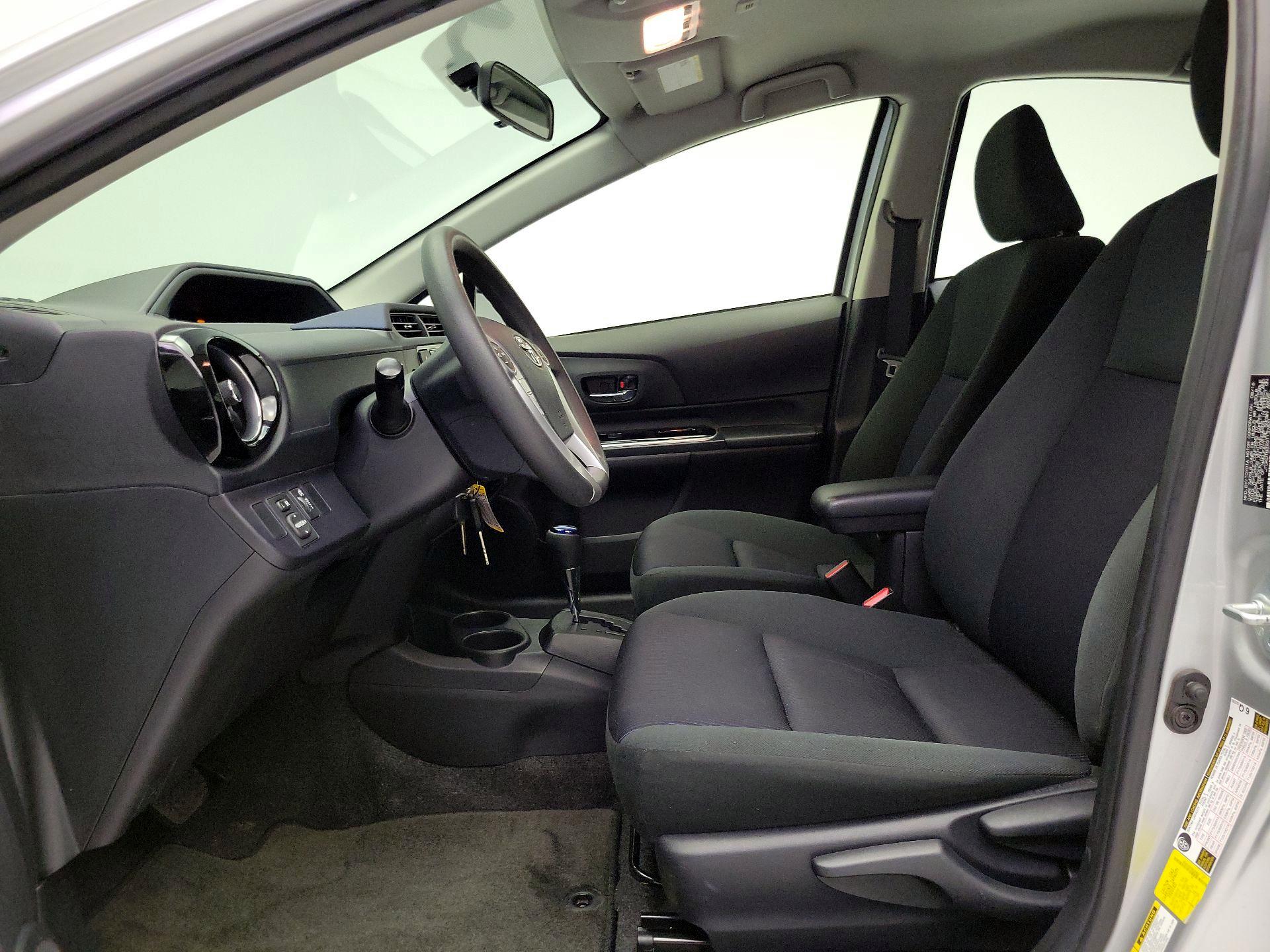 Thumbnail: 2016 Toyota Prius c - 11