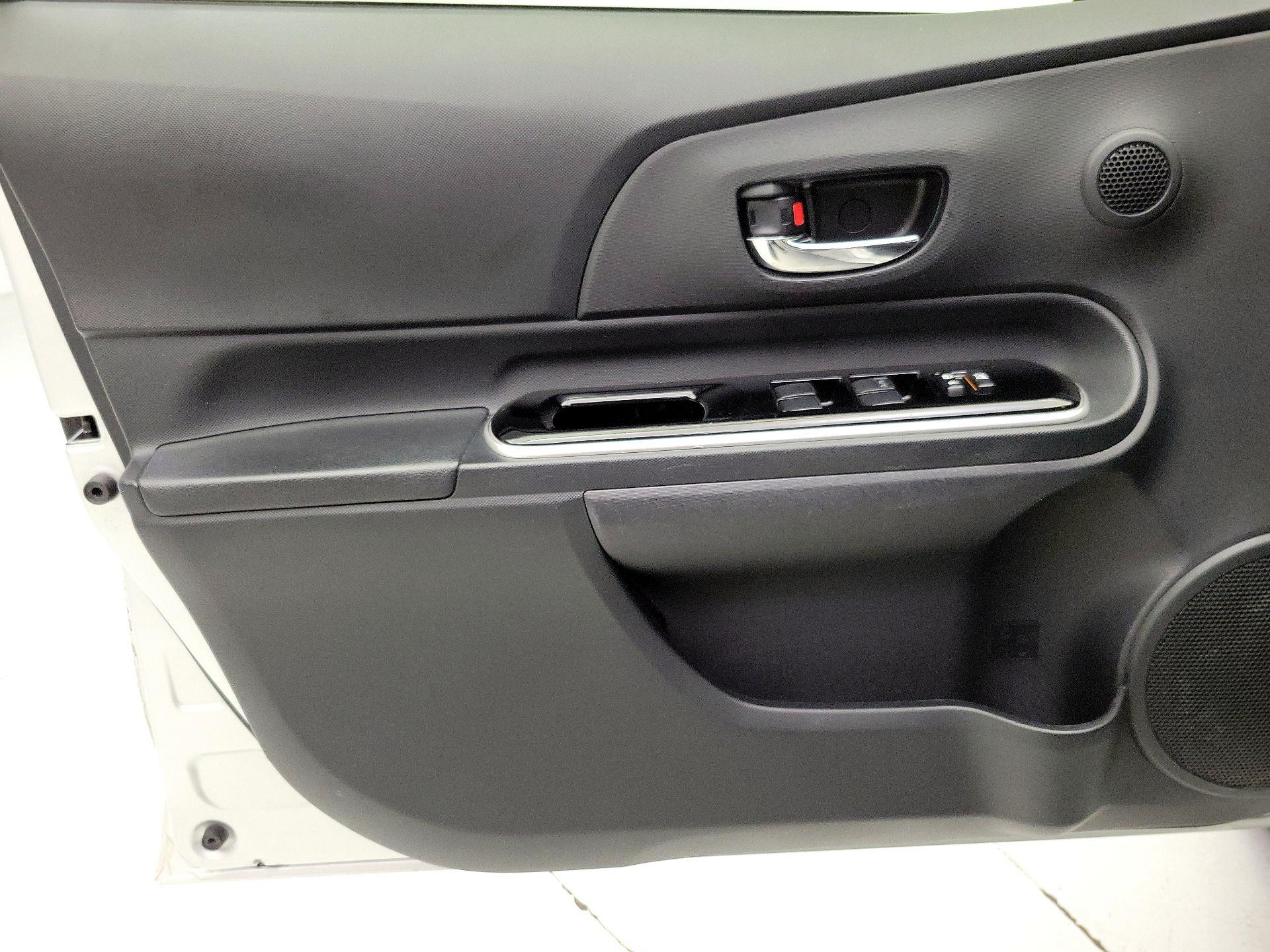 Thumbnail: 2016 Toyota Prius c - 12