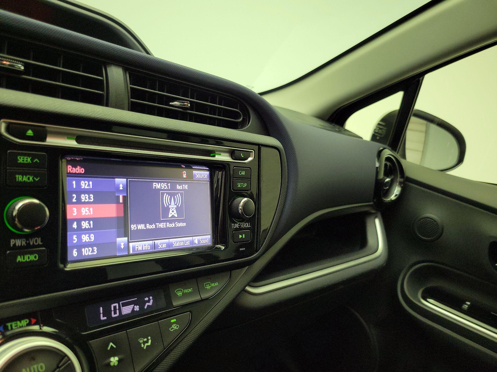 Thumbnail: 2016 Toyota Prius c - 14