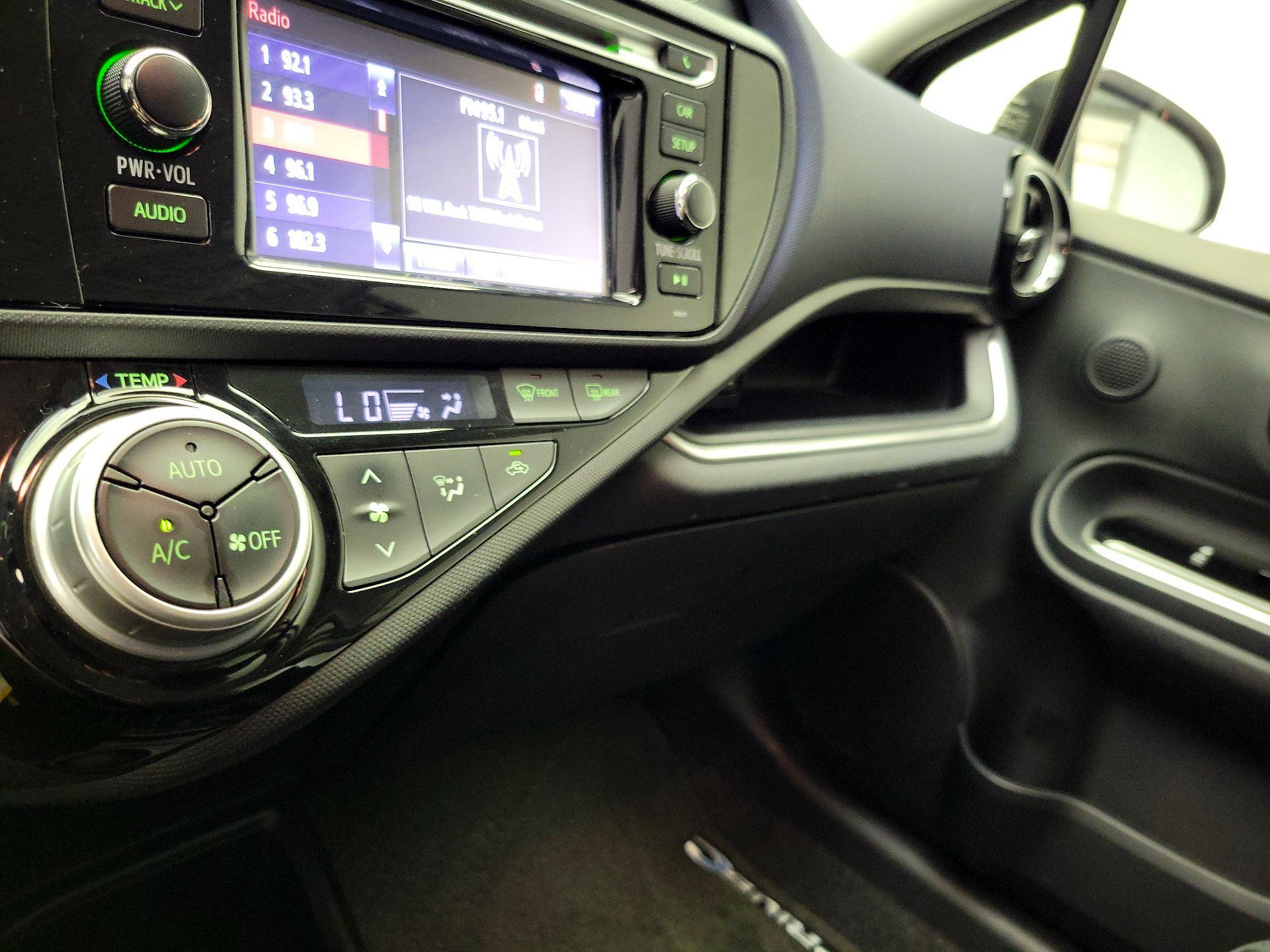 Thumbnail: 2016 Toyota Prius c - 15
