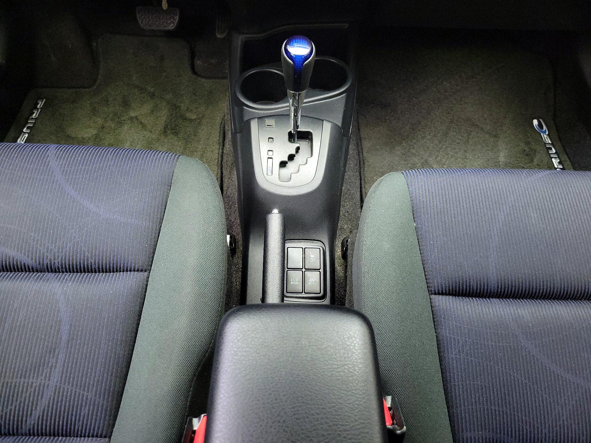 Thumbnail: 2016 Toyota Prius c - 16