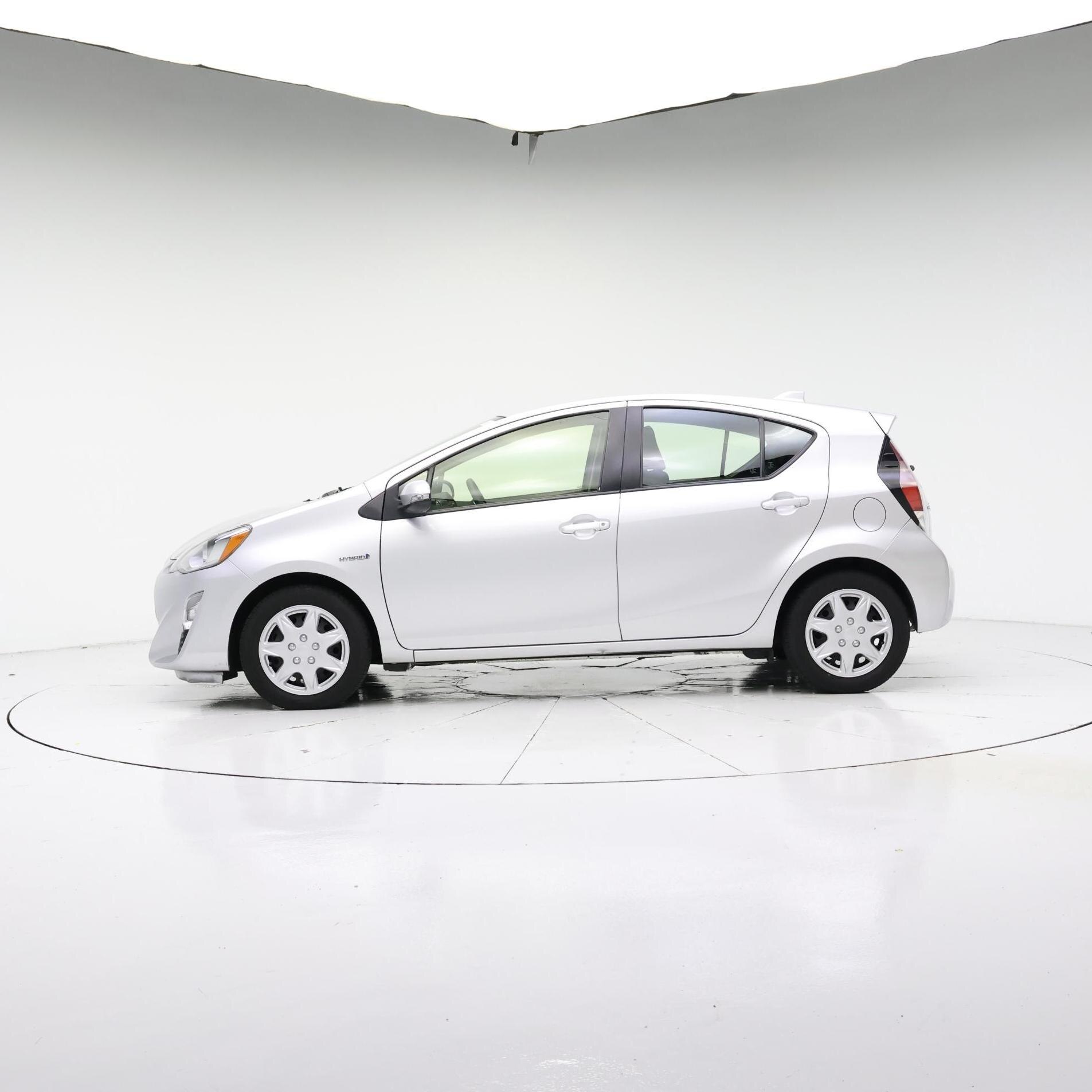 Thumbnail: 2016 Toyota Prius c - 3