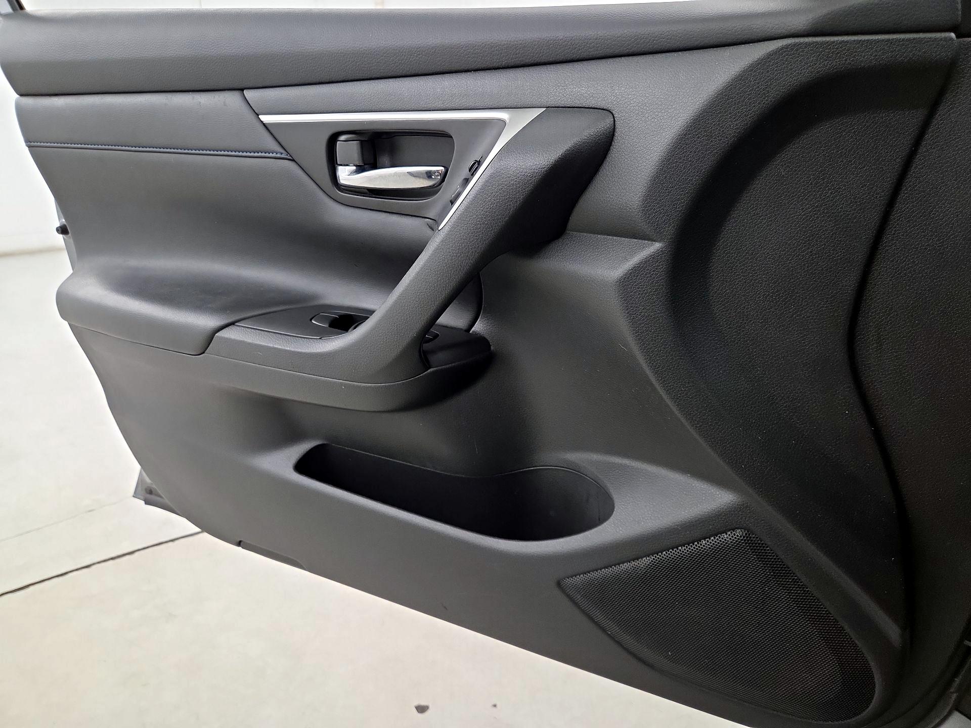Thumbnail: 2016 Nissan Altima - 12
