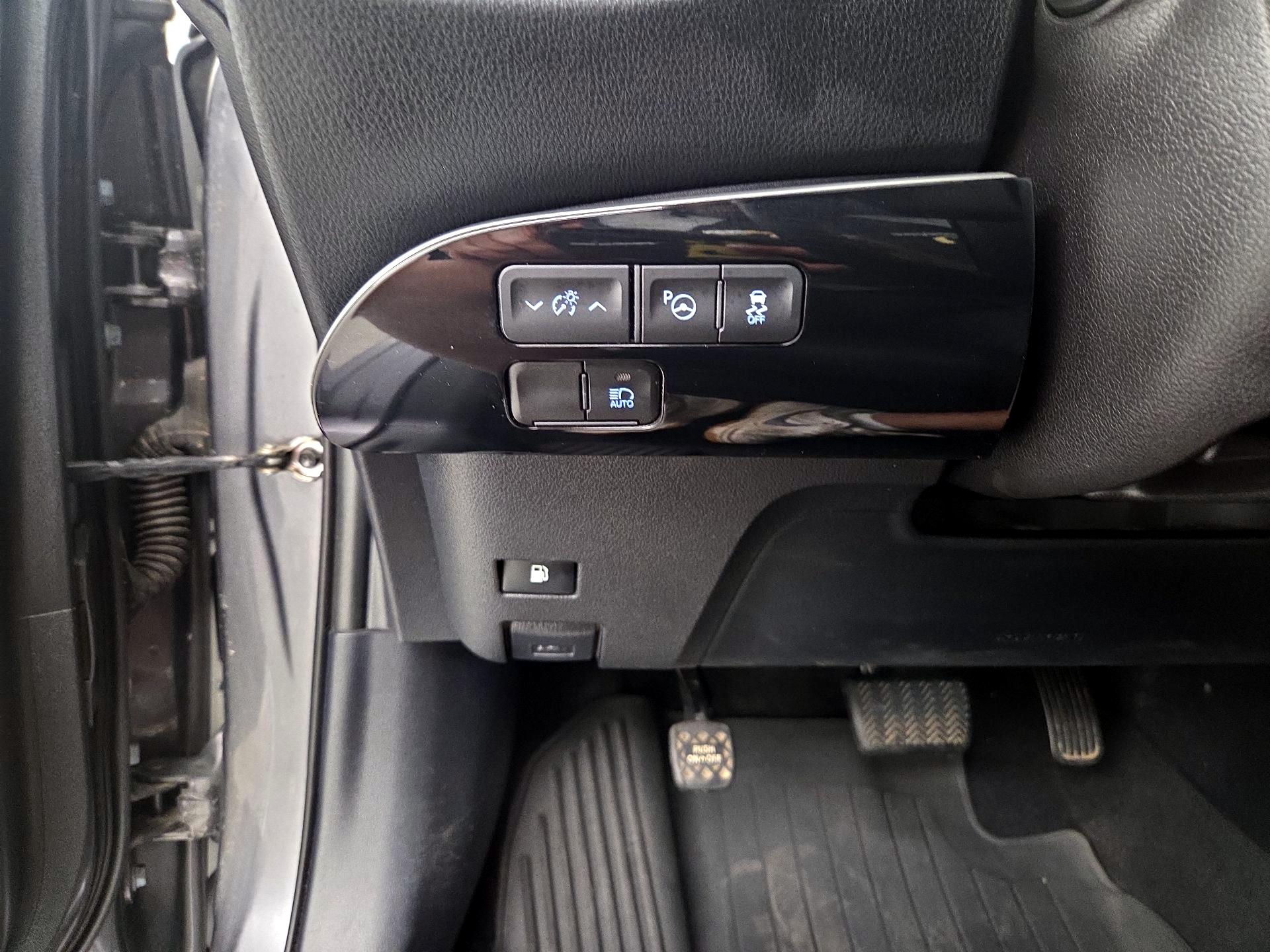 Thumbnail: 2019 Toyota Prius - 13