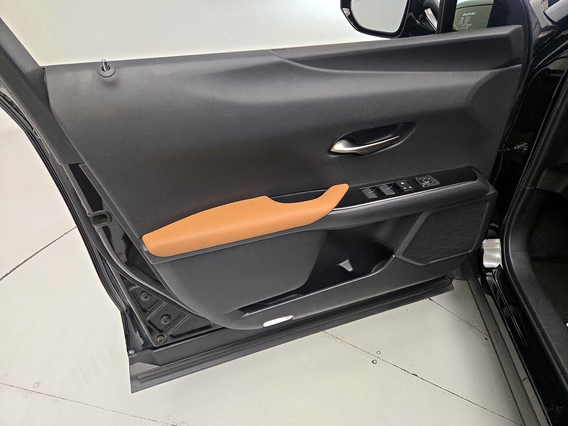 Thumbnail: 2019 Lexus UX - 12