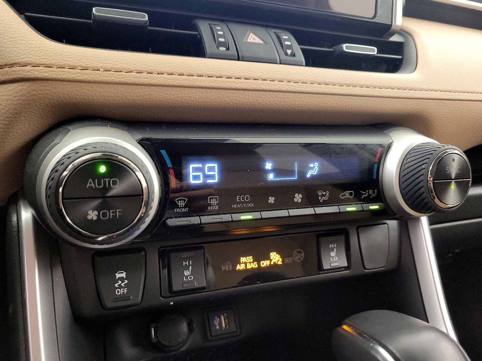 2025 Toyota RAV4 XLE Premium - Photo 17