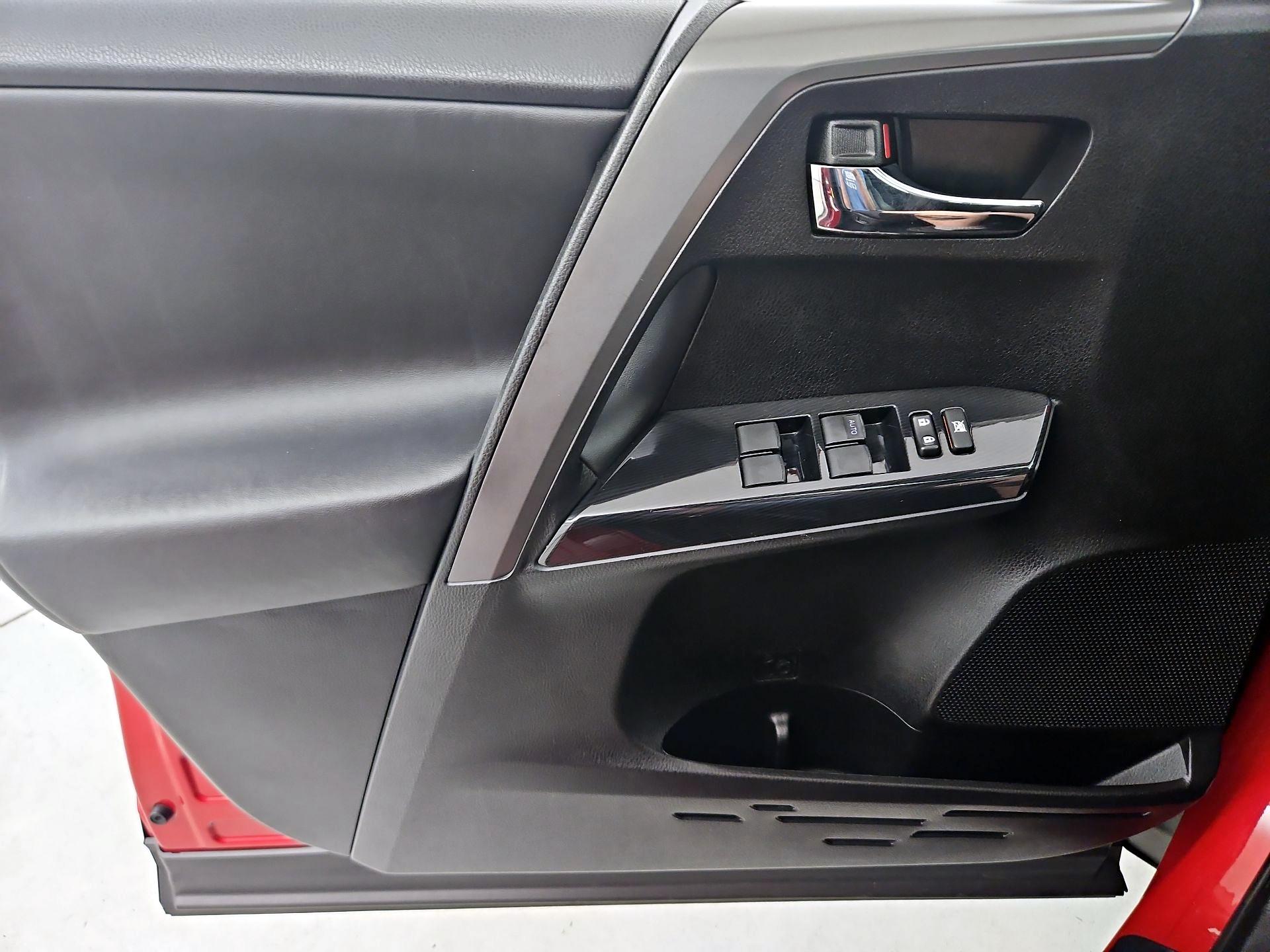 Thumbnail: 2016 Toyota RAV4 - 12