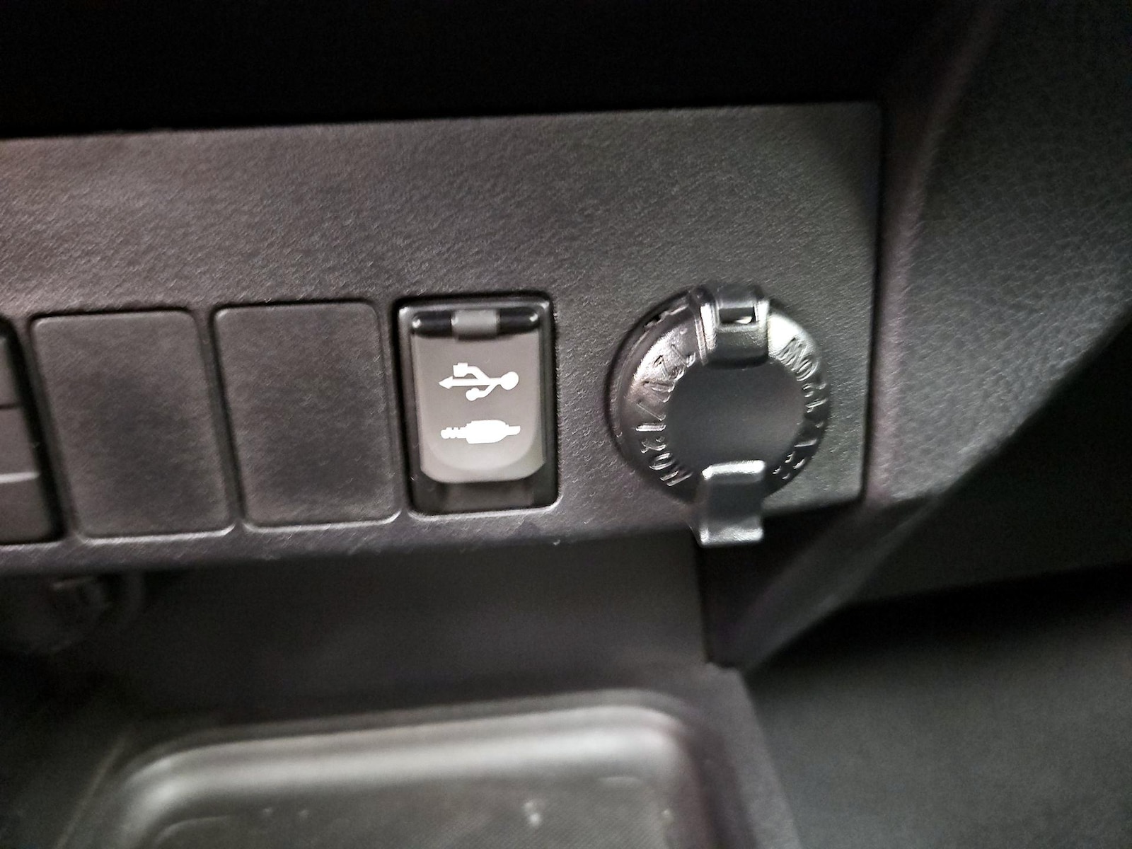 2016 Toyota RAV4 SE - Photo 19