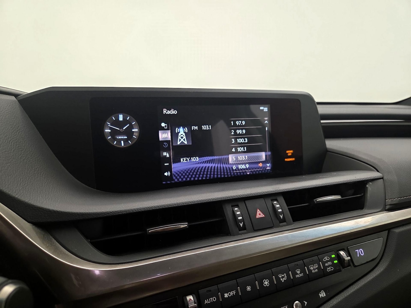 2021 Lexus ES 250 - Photo 16