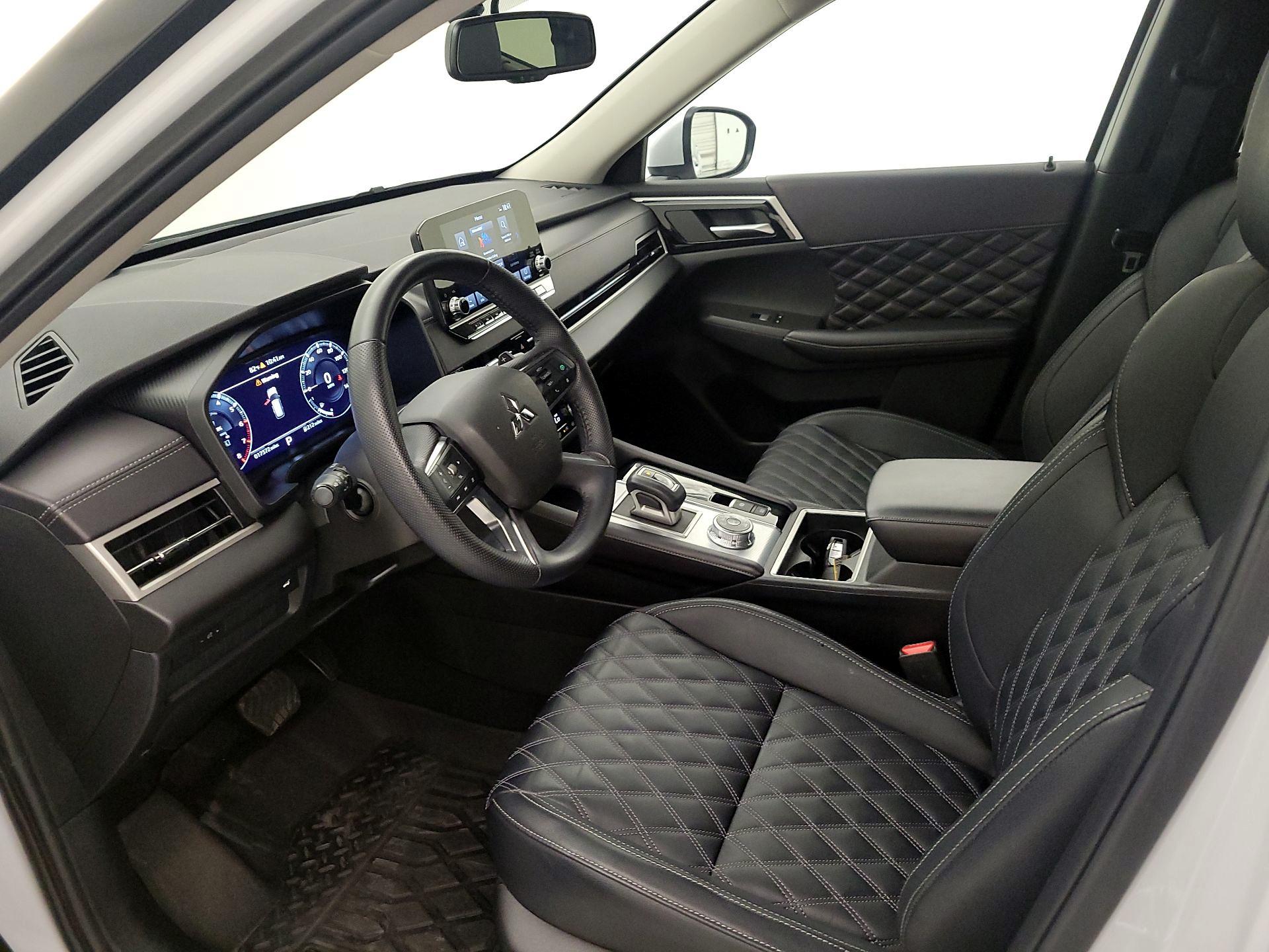 Thumbnail: 2024 Mitsubishi Outlander - 11