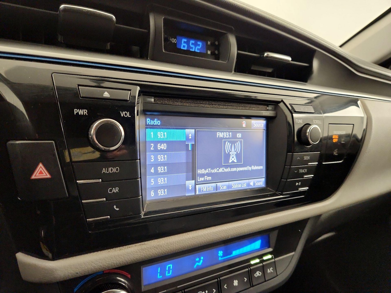 2016 Toyota Corolla LE - Photo 16