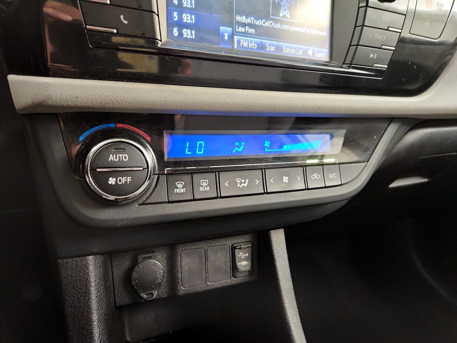 2016 Toyota Corolla LE - Photo 17