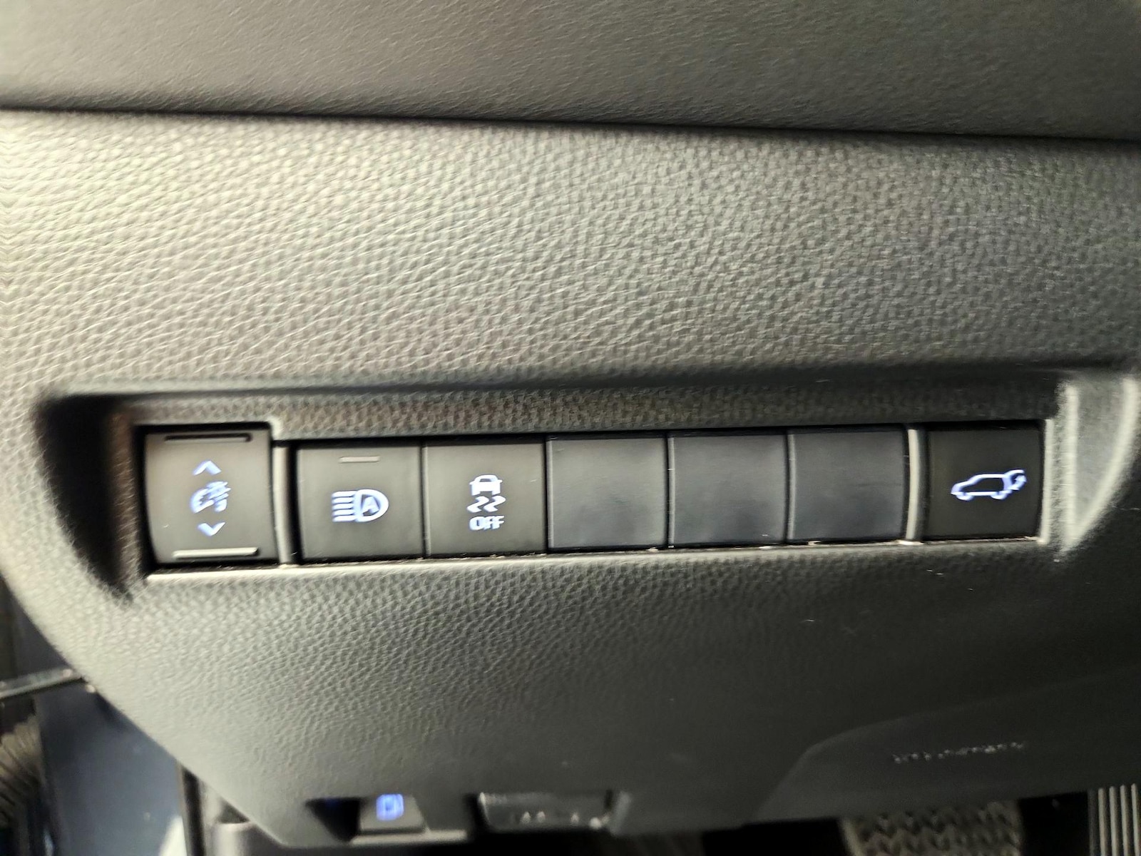 2021 Toyota Venza LE - Photo 14