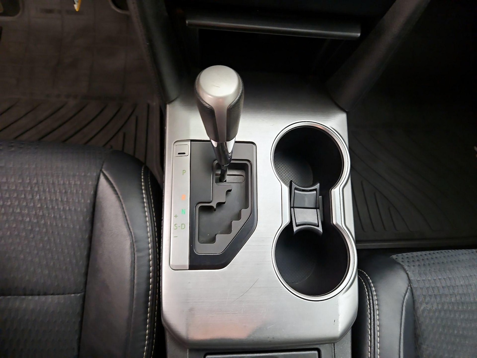 2014 Toyota Camry SE - Photo 18