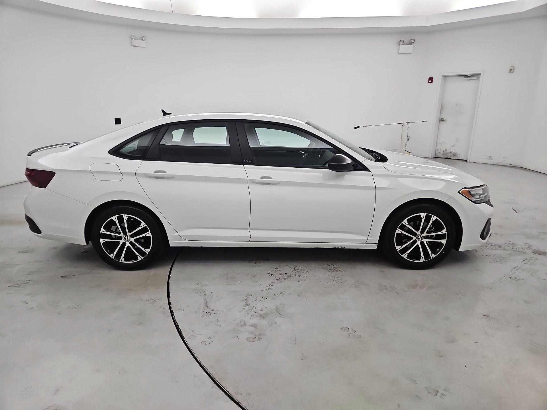 Thumbnail: 2023 Volkswagen Jetta - 4