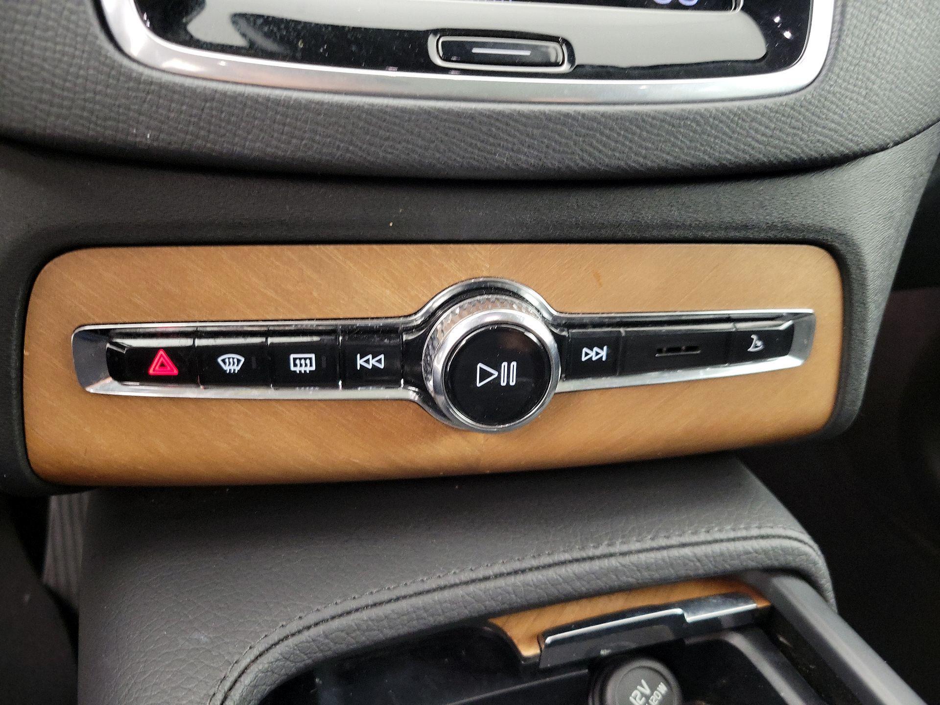 Thumbnail: 2021 Volvo XC90 - 17