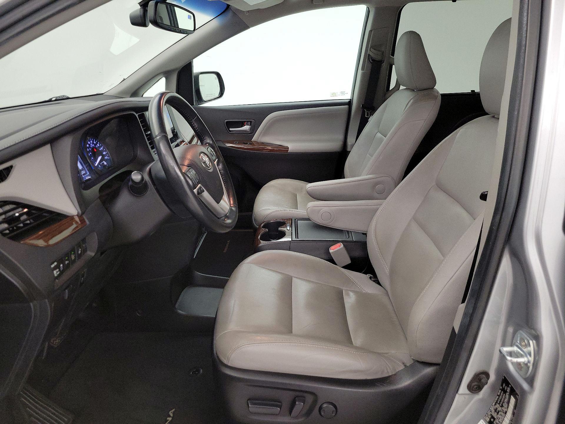Thumbnail: 2017 Toyota Sienna - 11