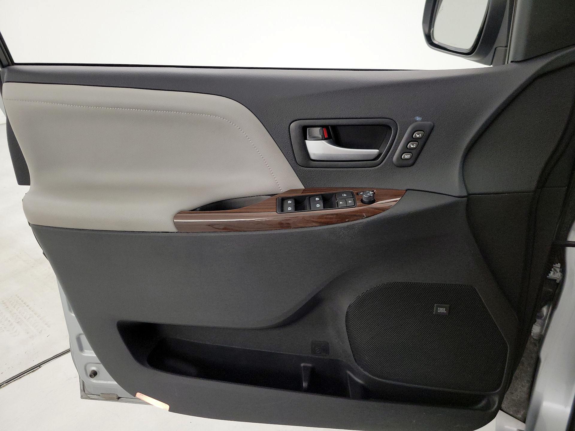 Thumbnail: 2017 Toyota Sienna - 12