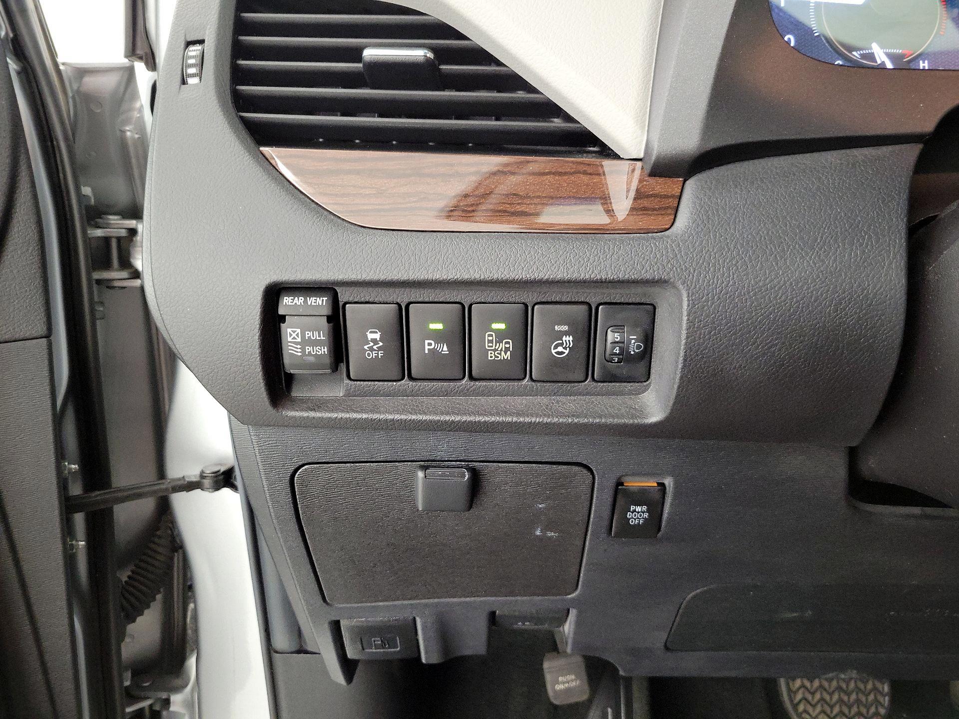 Thumbnail: 2017 Toyota Sienna - 13