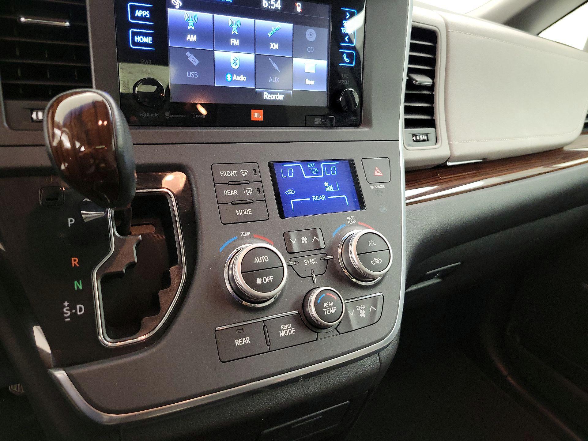 Thumbnail: 2017 Toyota Sienna - 17
