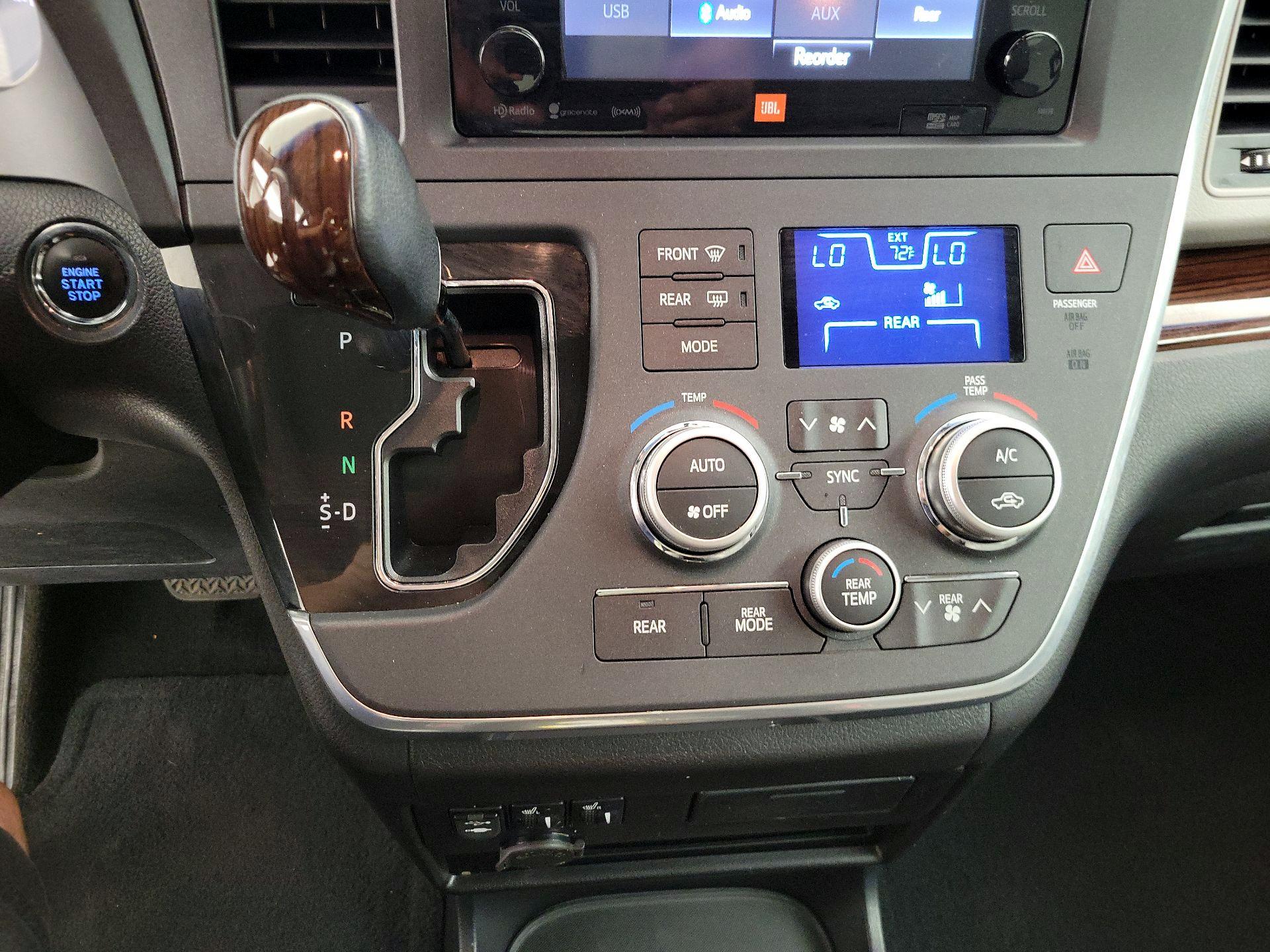 Thumbnail: 2017 Toyota Sienna - 18