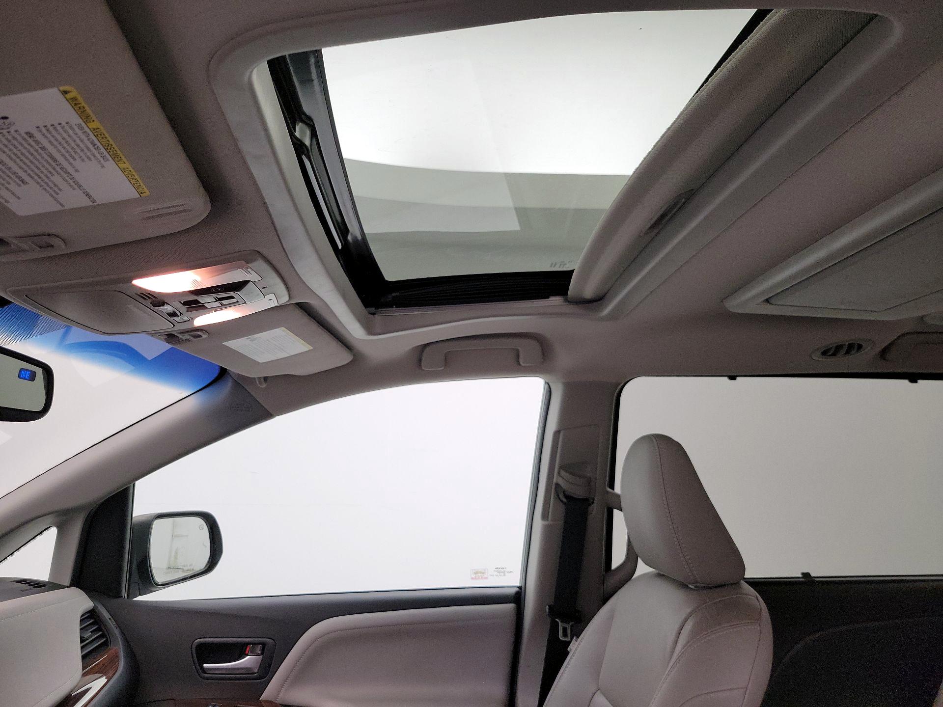 Thumbnail: 2017 Toyota Sienna - 20