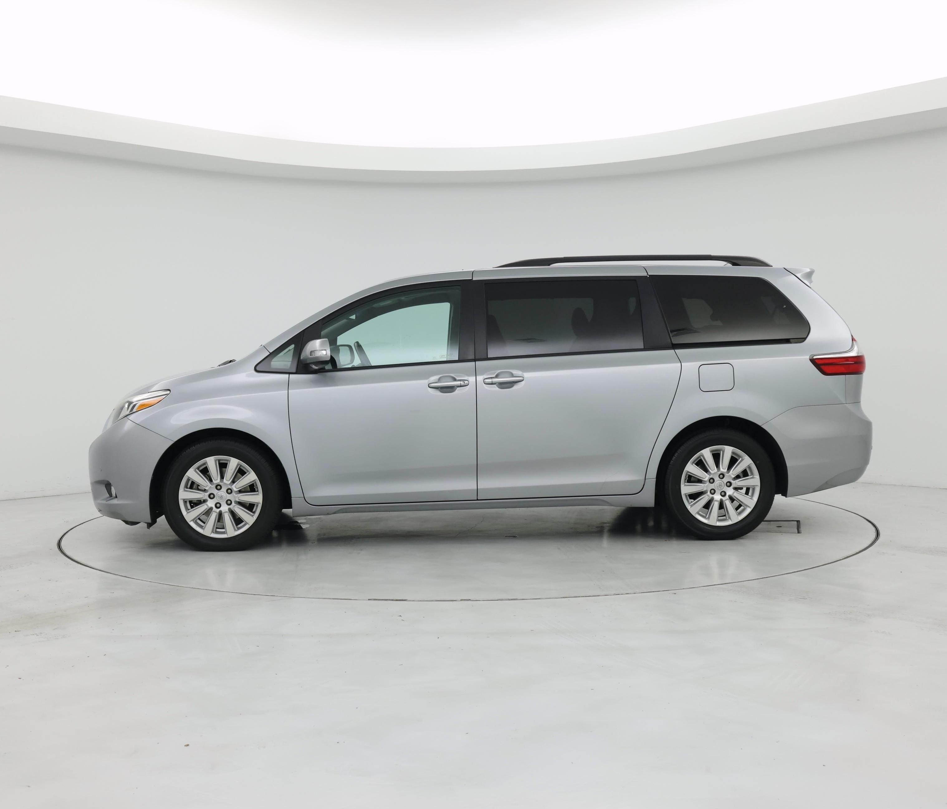 Thumbnail: 2017 Toyota Sienna - 3