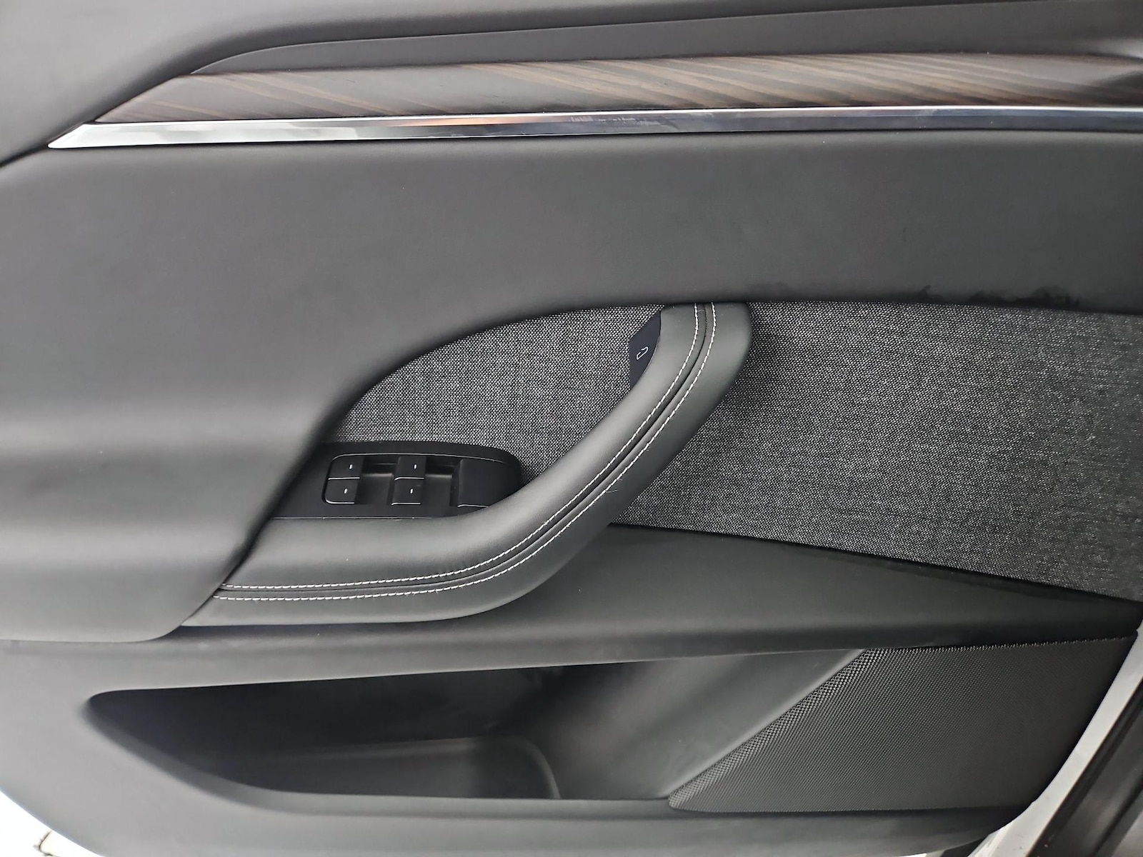 2024 Tesla Model X Long Range - Photo 11