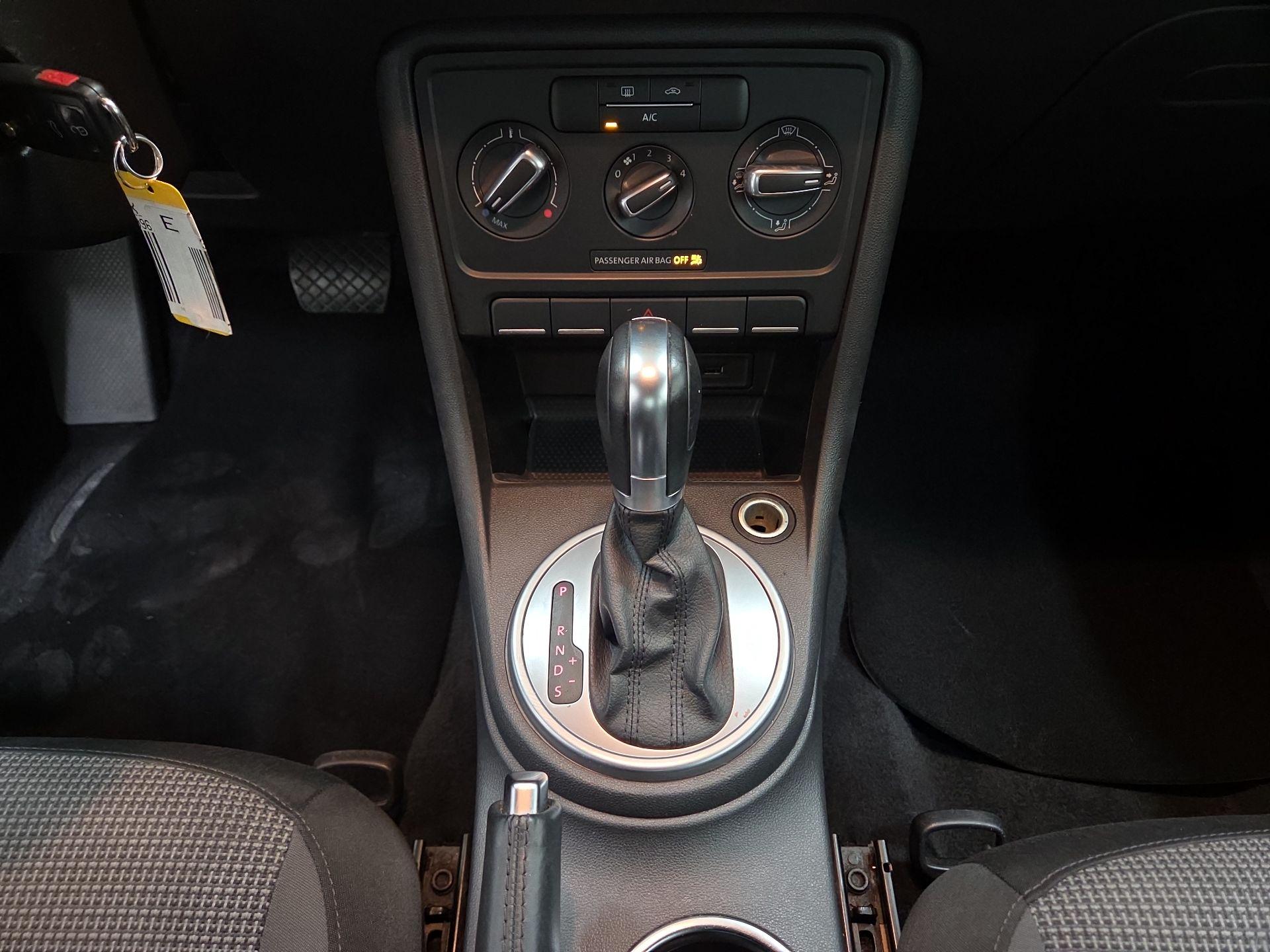 Thumbnail: 2018 Volkswagen Beetle - 17