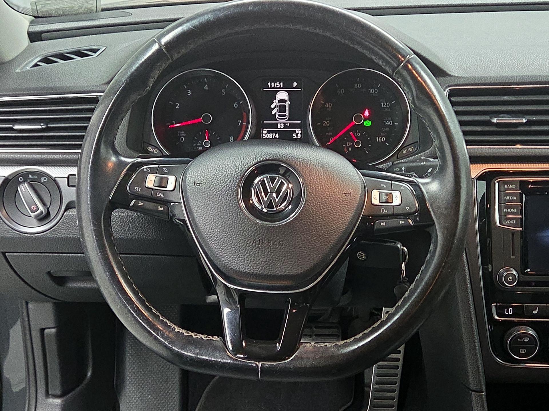 Thumbnail: 2017 Volkswagen Passat - 10