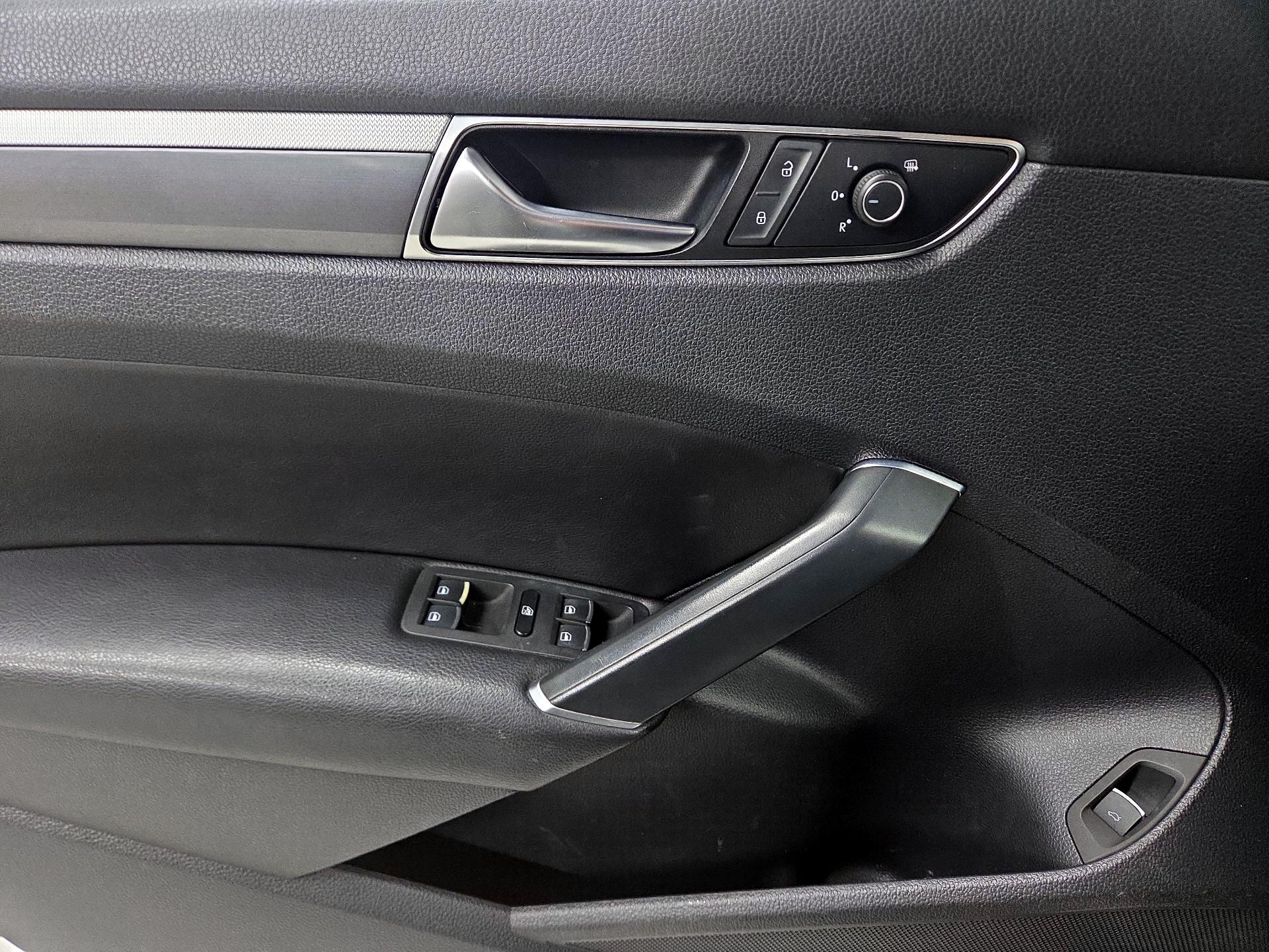 Thumbnail: 2017 Volkswagen Passat - 12